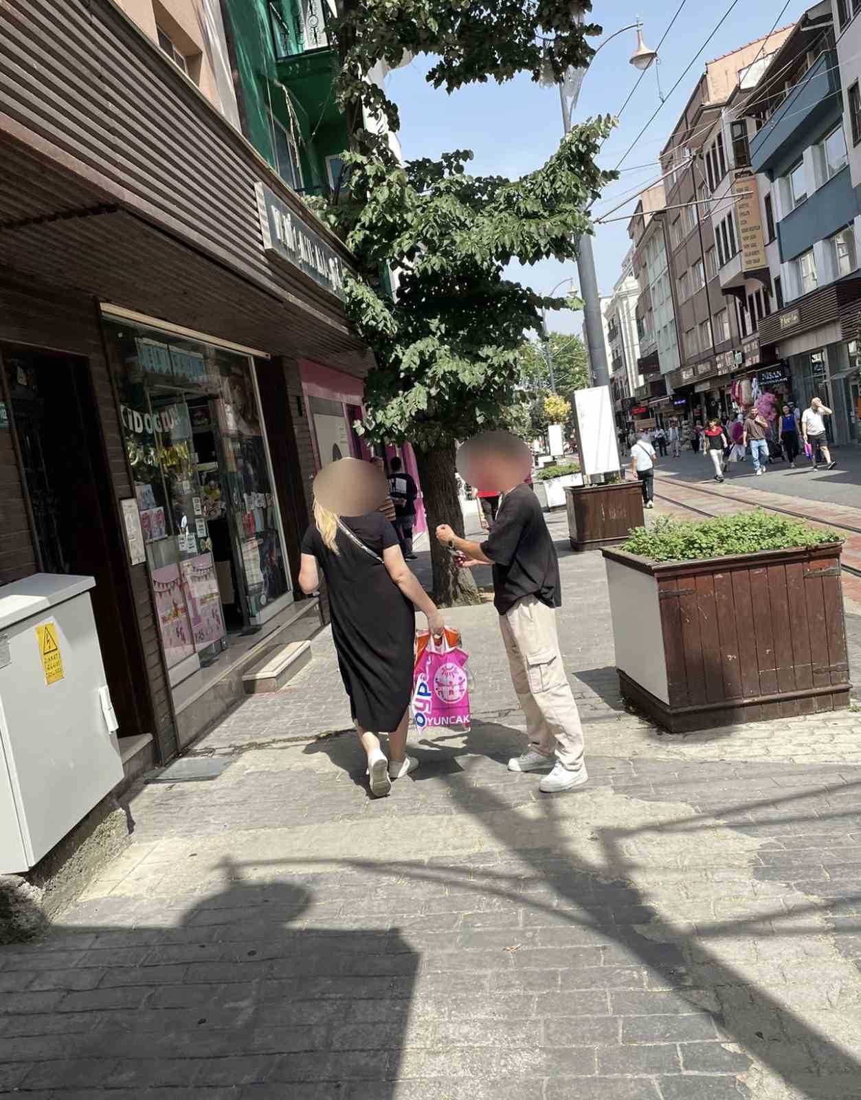 25 yıl hapis cezasıyla aranan suç makinesi, Cumhuriyet Caddesi’nde güzellik merkezi broşürü dağıtırken yakalandı
