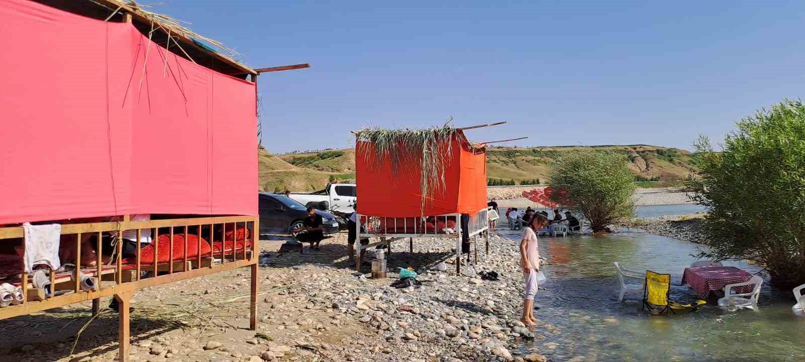 Bunaltıcı sıcakta bayram tatilini fırsata çeviren vatandaşlar serin yerleri tercih etti
