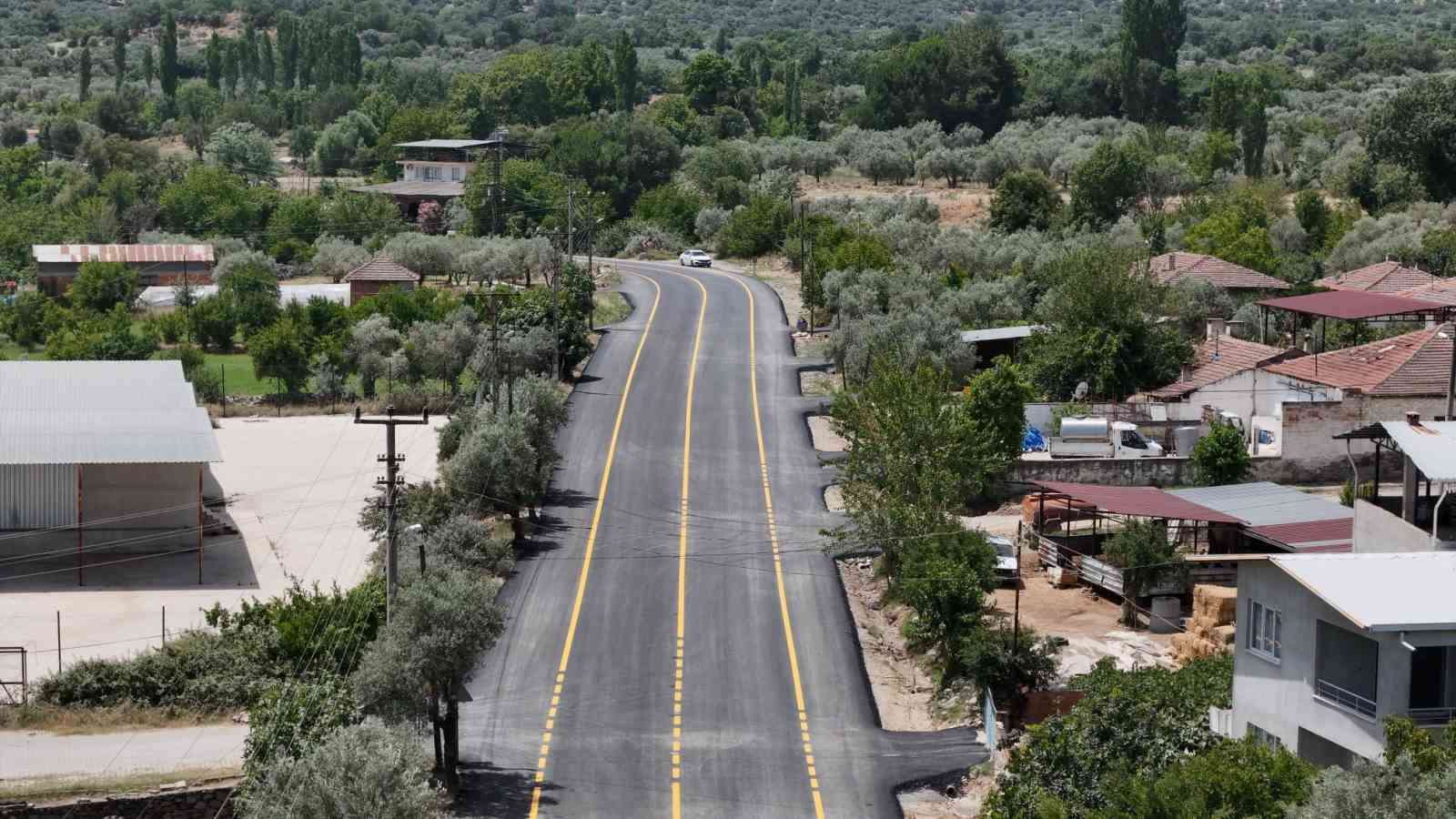 Büyükşehir Karacasu Yenice Mahallesi’nin yollarını yeniledi
