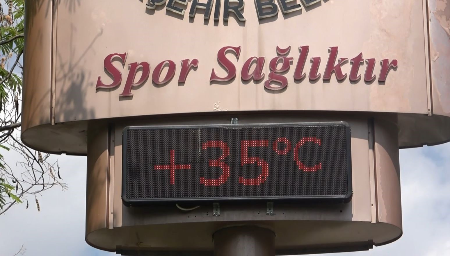 Adana sıcağı vatandaşı termosla gezdirdi
