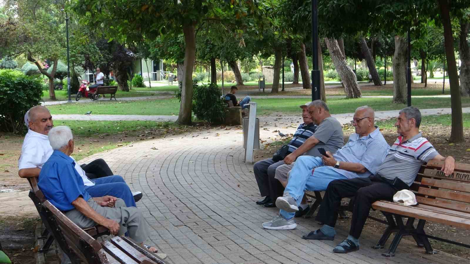 Adana sıcağı vatandaşı termosla gezdirdi
