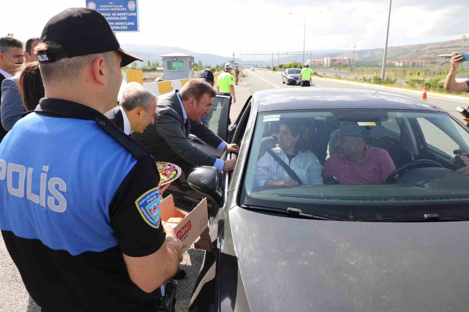 Validen görev başındaki personele bayram ziyareti
