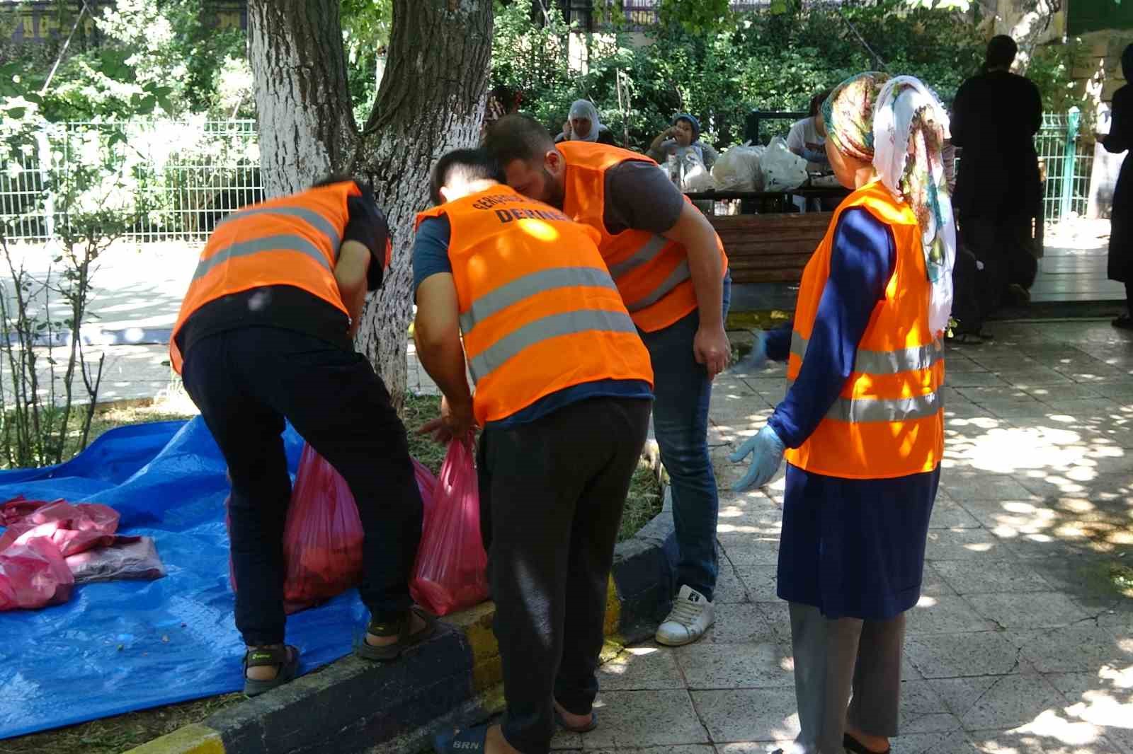 Diyarbakır’da yüzlerce aileye kurban eti ulaştırıldı
