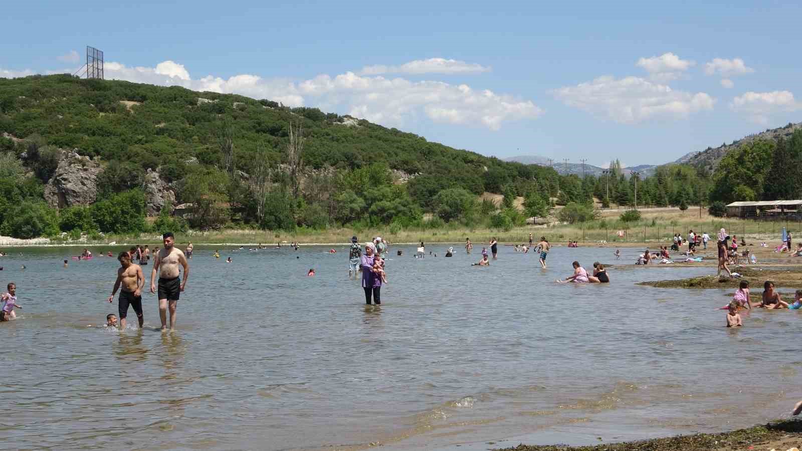 Eğirdir Gölü Akdeniz sahillerini aratmadı
