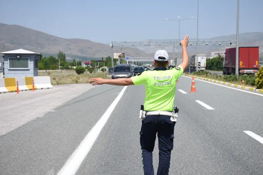 Erzincan’da Kurban Bayramı trafiğinde yoğun denetim ve kontroller devam ediyor
