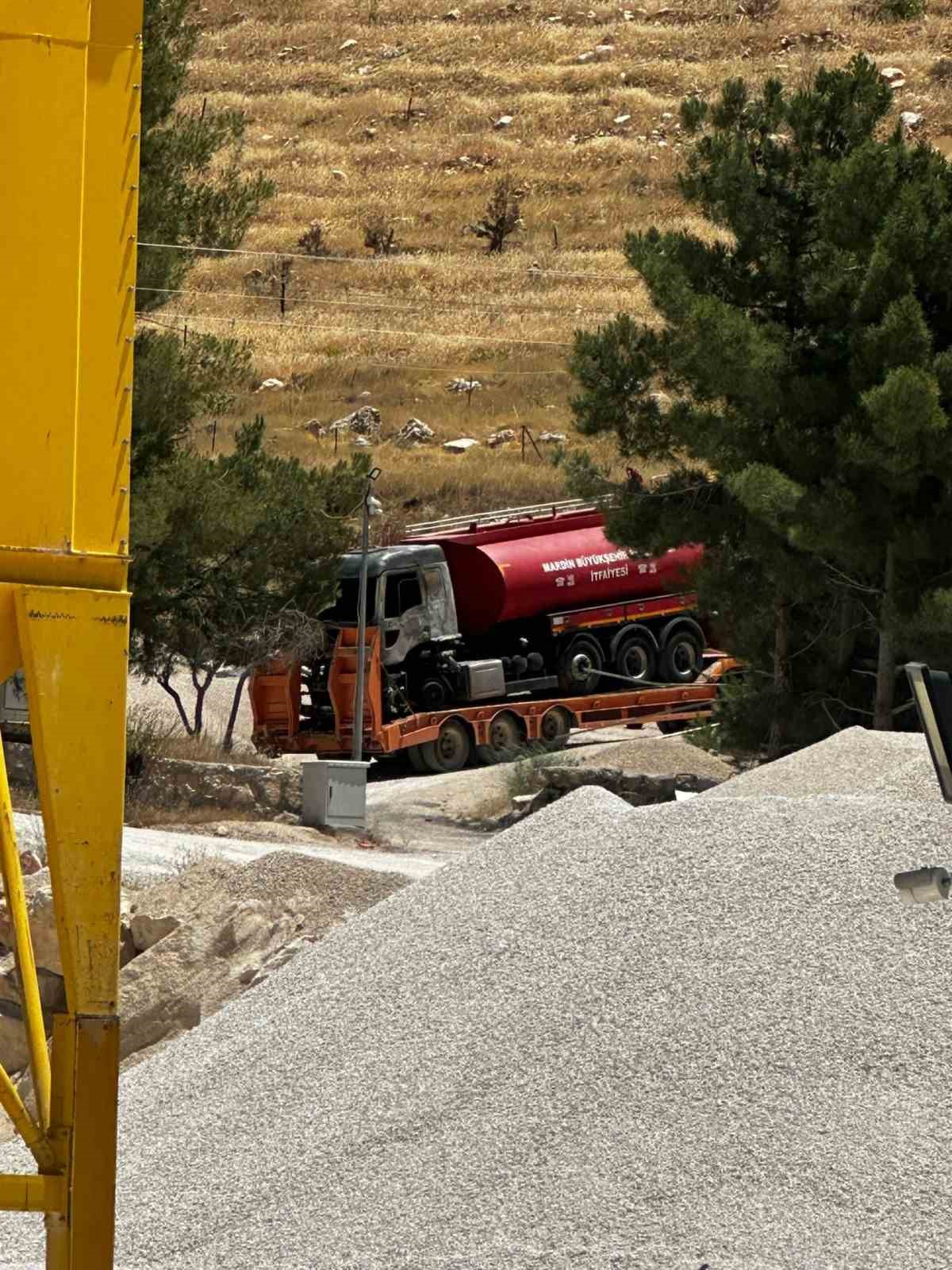 Mardin’de itfaiye, yangına müdahale ederken, yanan tankerlerini izlemekle yetindi
