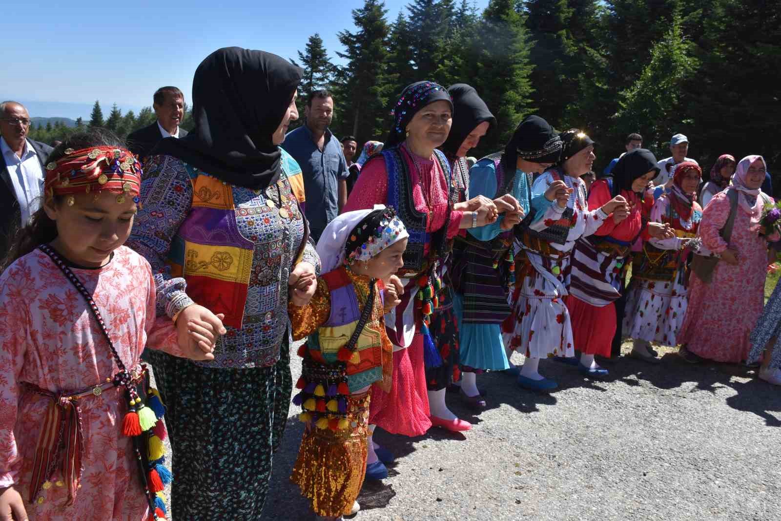 117 yıldır devam eden gelenek: Gelin gibi süslenen hayvanları ile göçe başladılar
