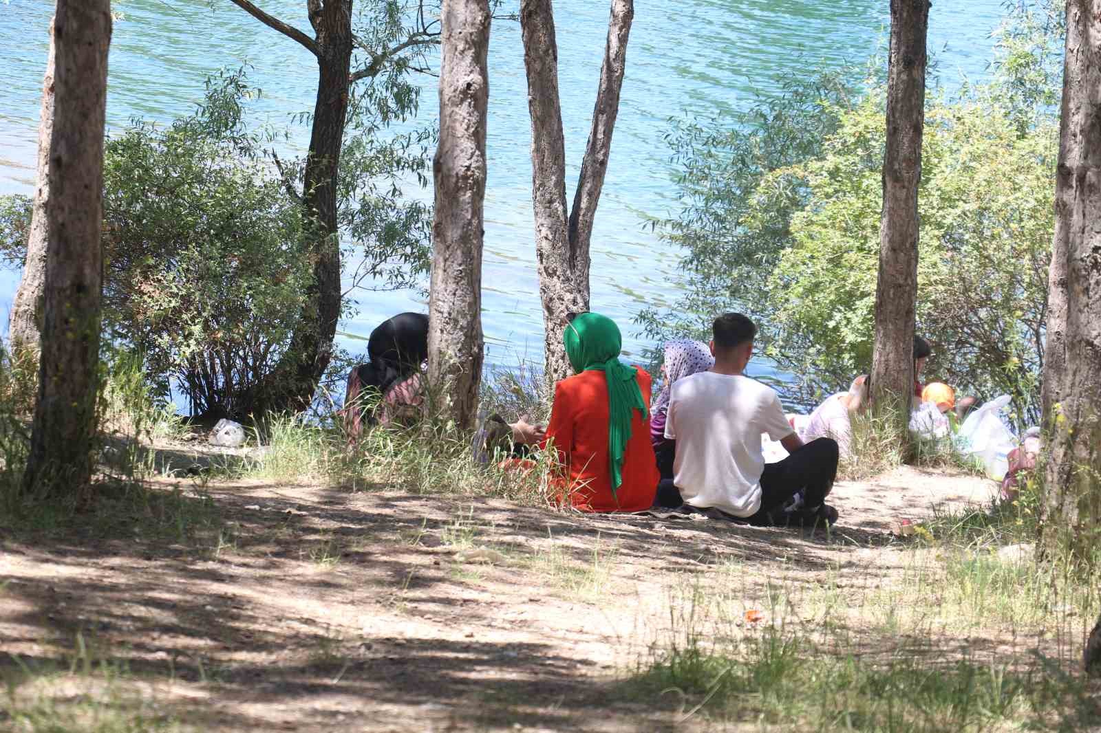 Ankara boşaldı, kalanlar piknik alanlarına kaçtı
