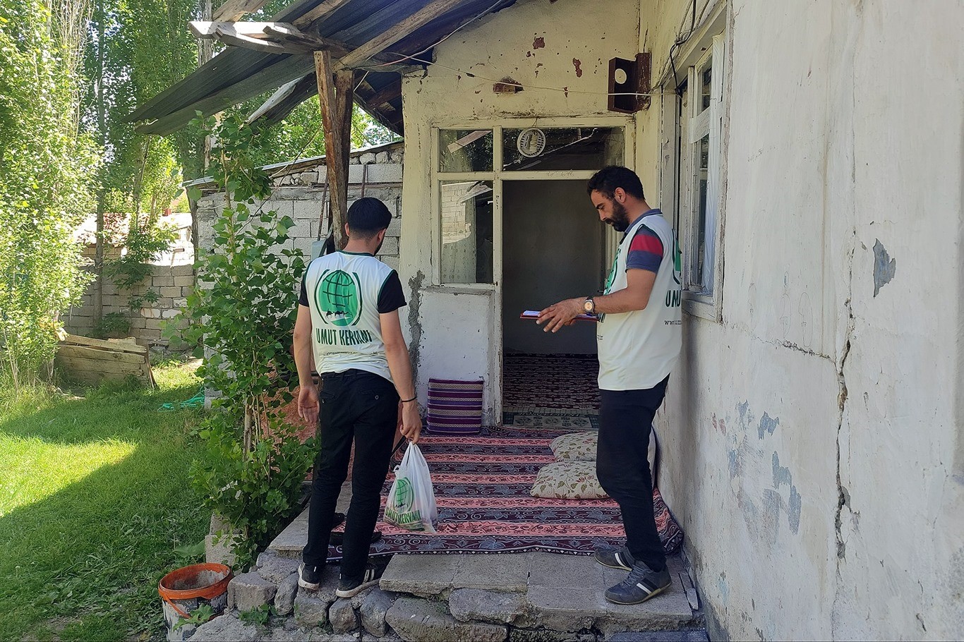 Ağrı Umut Kervanı Derneği’nden yüzlerce aileye et yardımı
