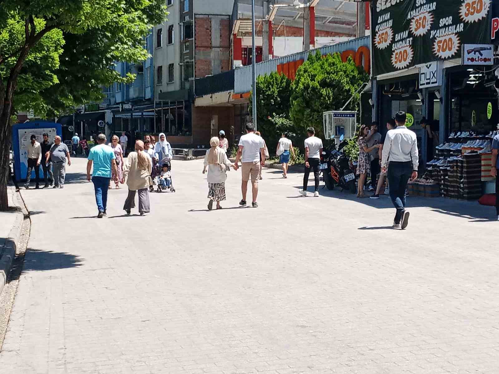 Bayram tatilini fırsat bilen vatandaşlar çarşıya akın etti
