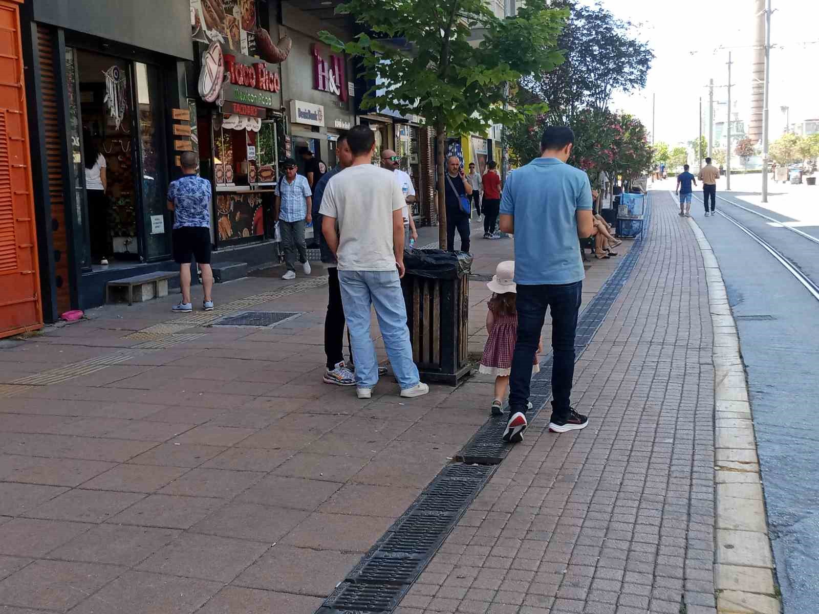 Bayram tatilini fırsat bilen vatandaşlar çarşıya akın etti
