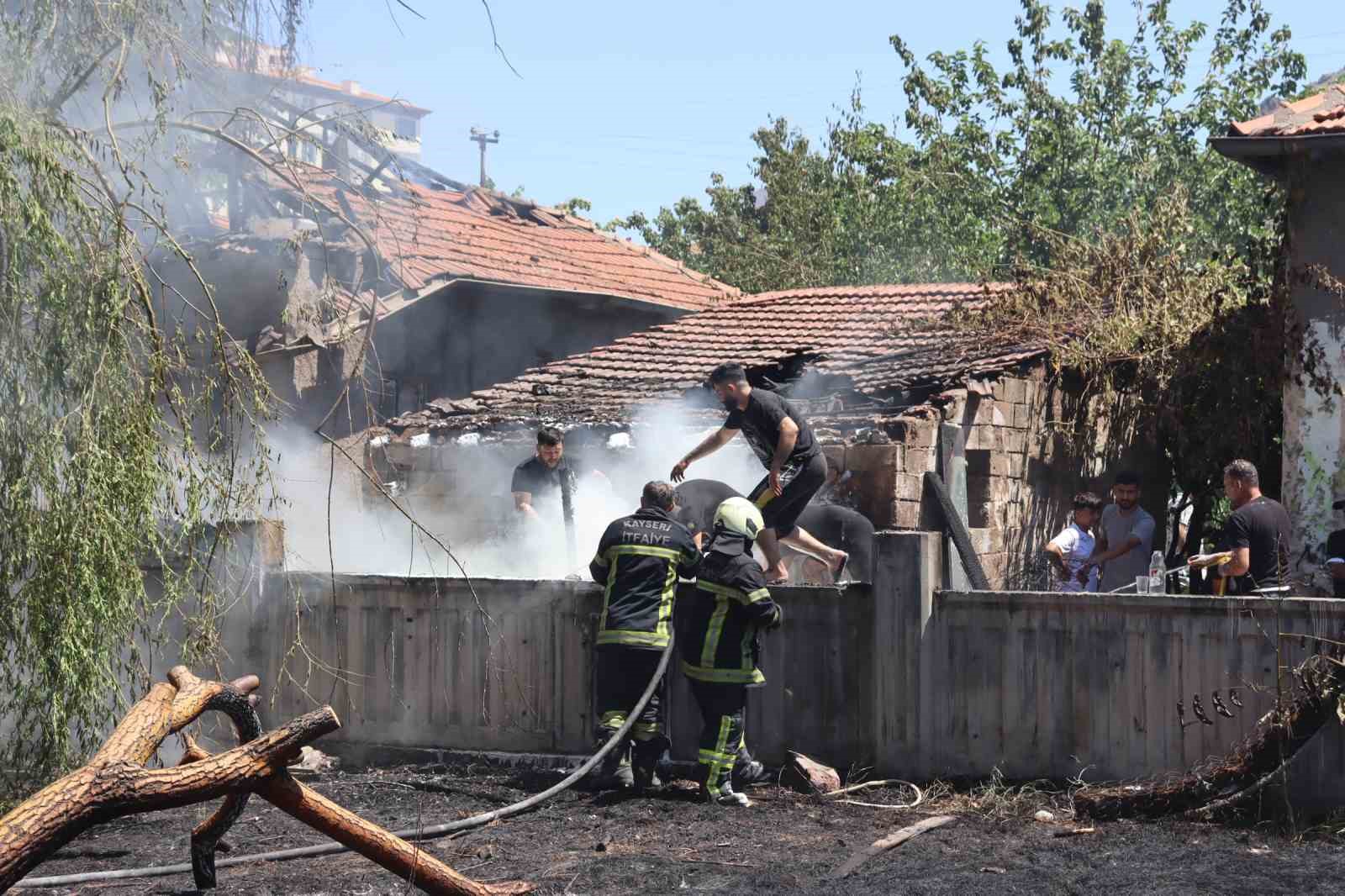 Kayseri’de tüp deposunda yangın
