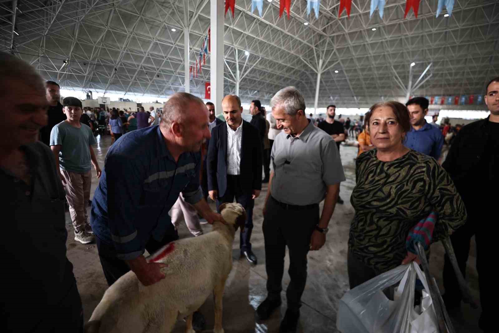 Tahmazoğlu kurban kesim alanlarını ziyaret etti
