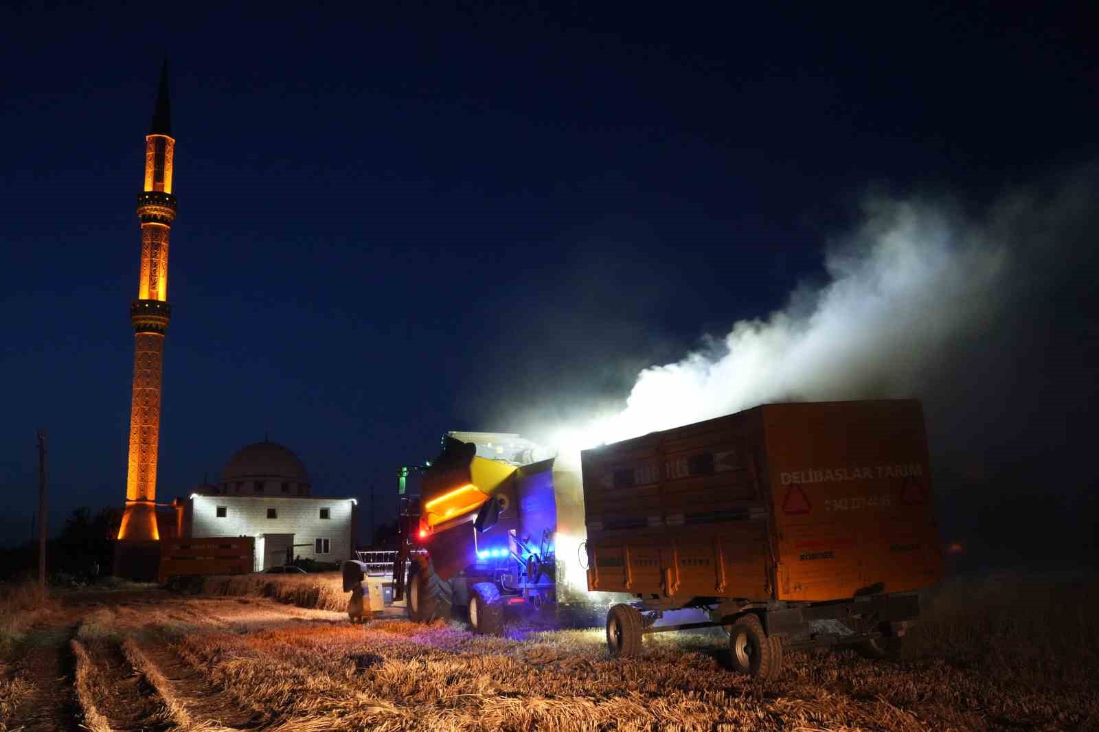 Kilis’te çiftçilerin zorlu mesaisi bayramda da devam ediyor
