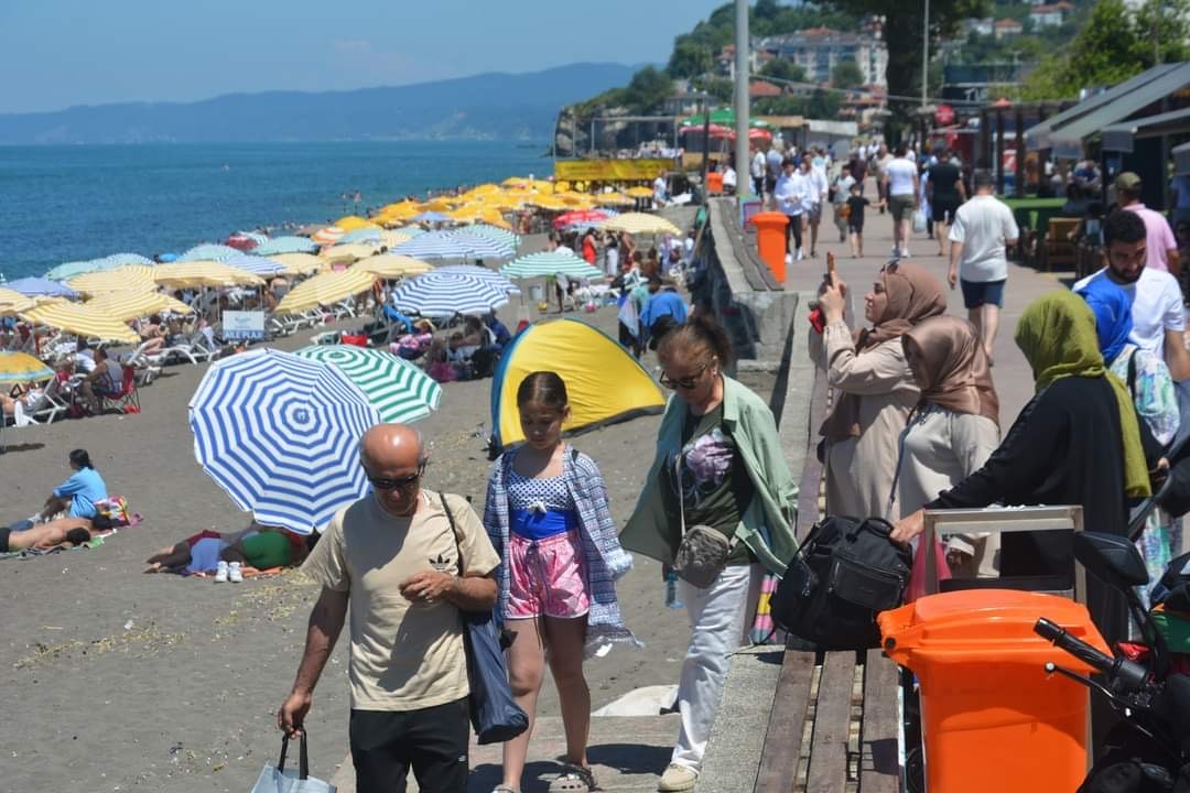 Akçakoca sahilleri tıklım tıklım doldu
