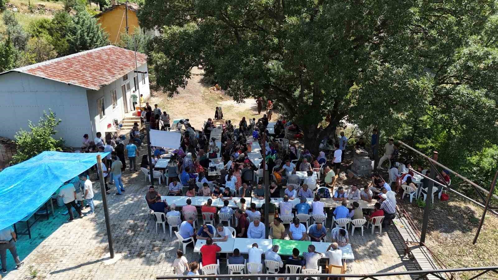 Mahalleli kurban sofrasında bir araya geldi
