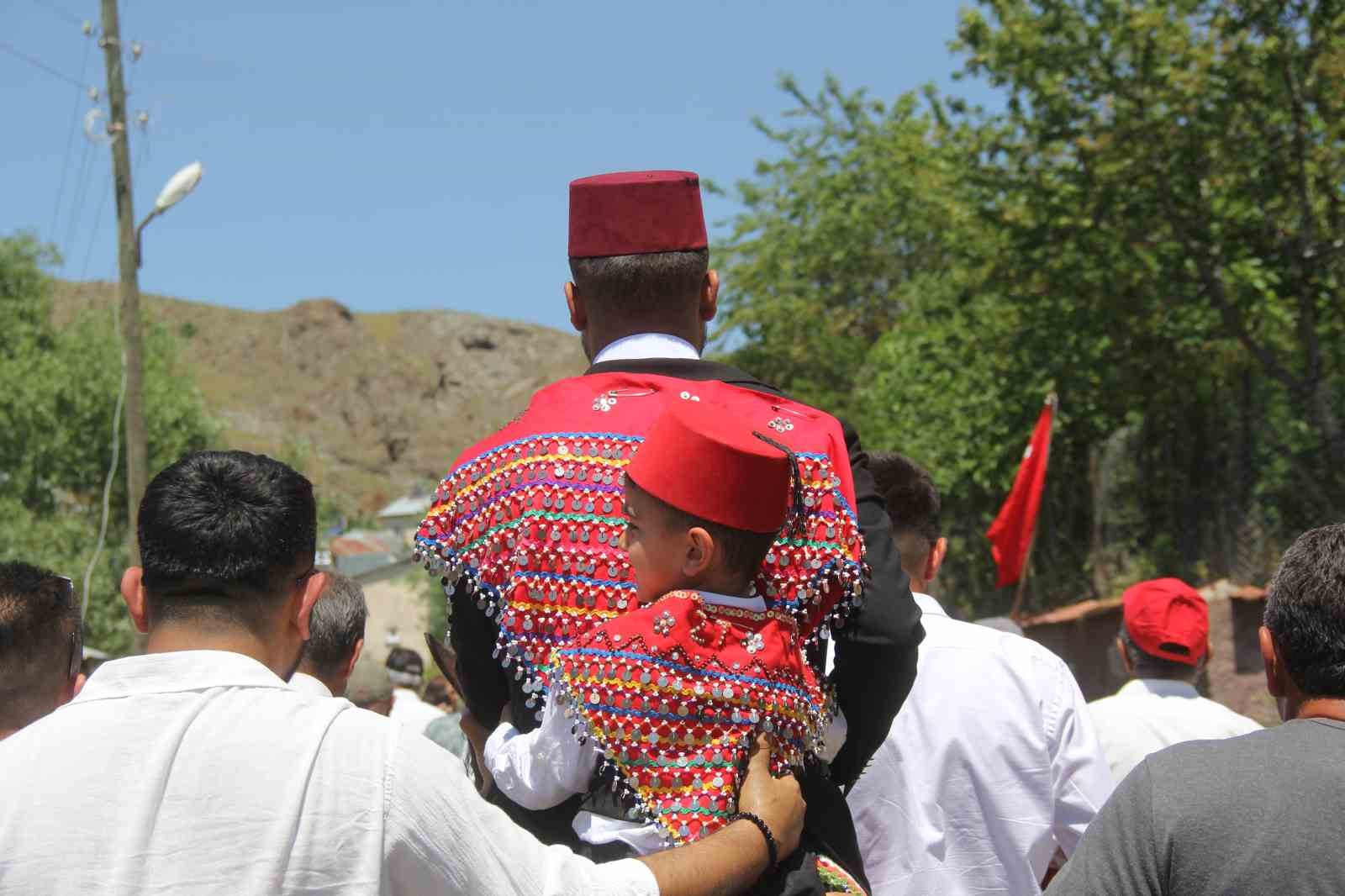 Köy düğününde asırlık geleneklerini yaşattılar
