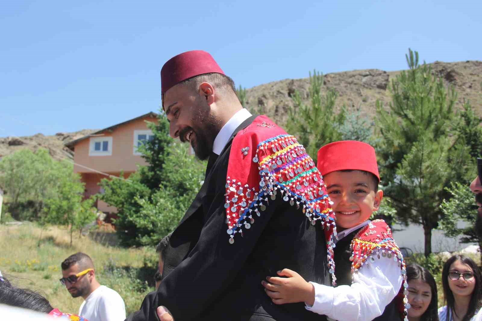 Köy düğününde asırlık geleneklerini yaşattılar
