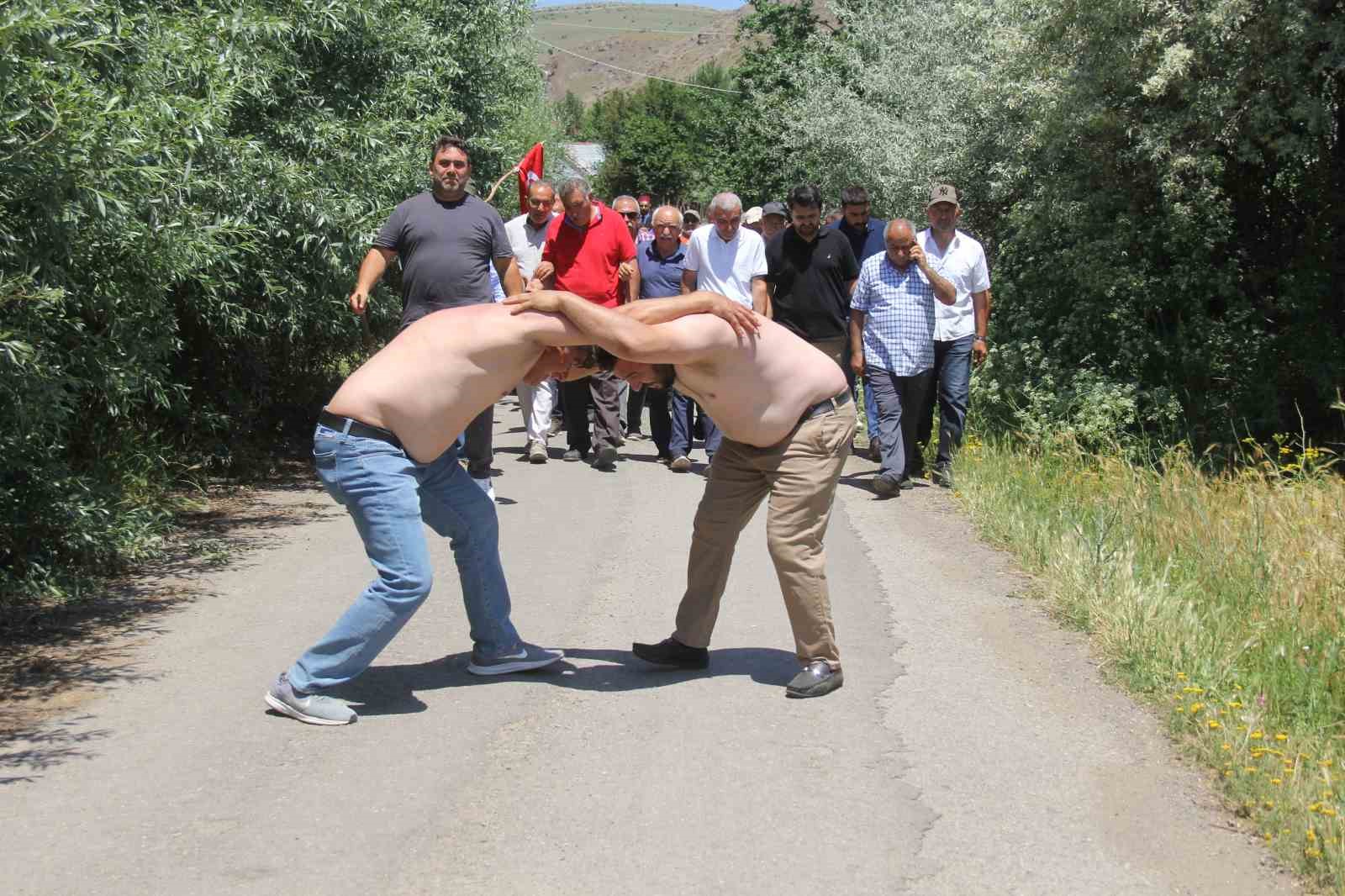 Köy düğününde asırlık geleneklerini yaşattılar
