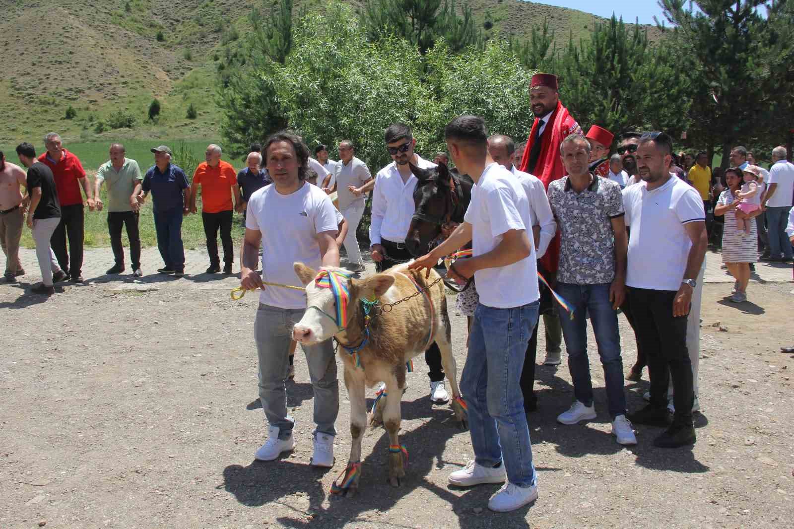 Köy düğününde asırlık geleneklerini yaşattılar
