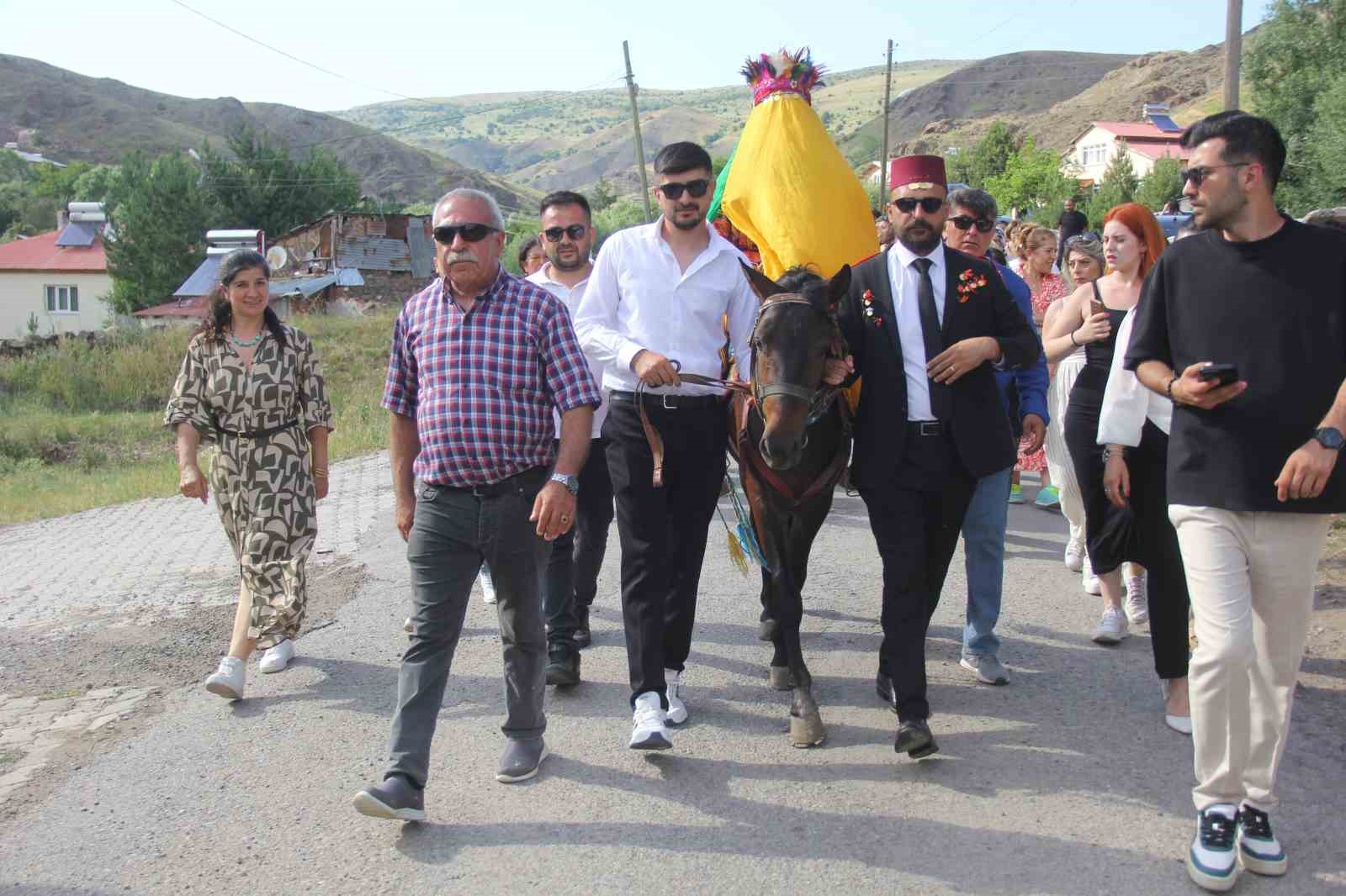 Köy düğününde asırlık geleneklerini yaşattılar
