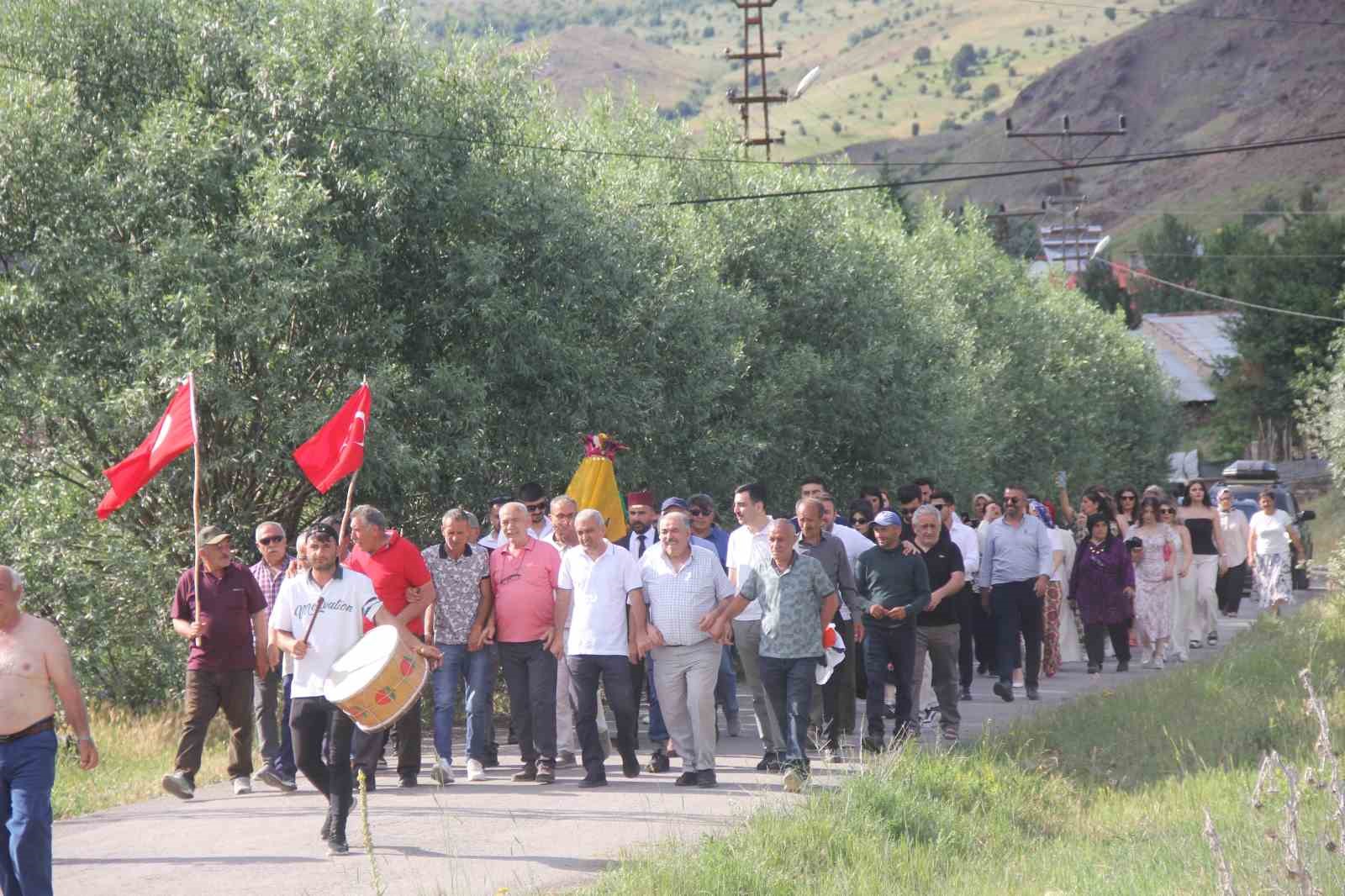 Köy düğününde asırlık geleneklerini yaşattılar
