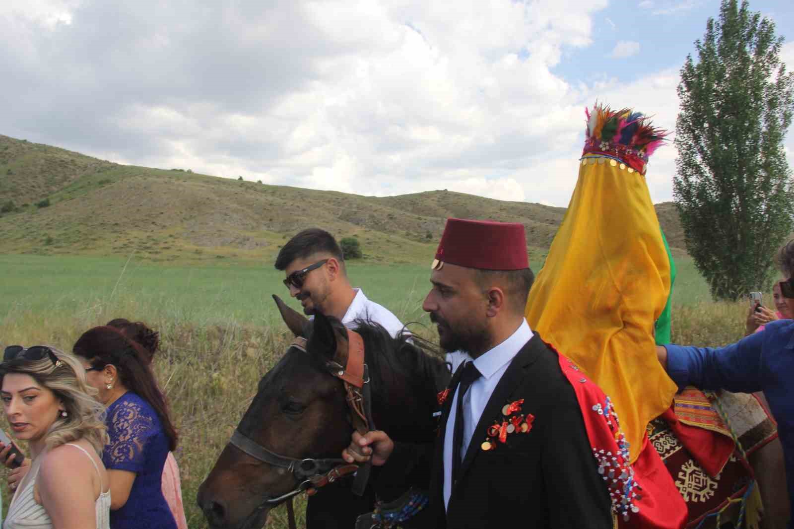 Köy düğününde asırlık geleneklerini yaşattılar
