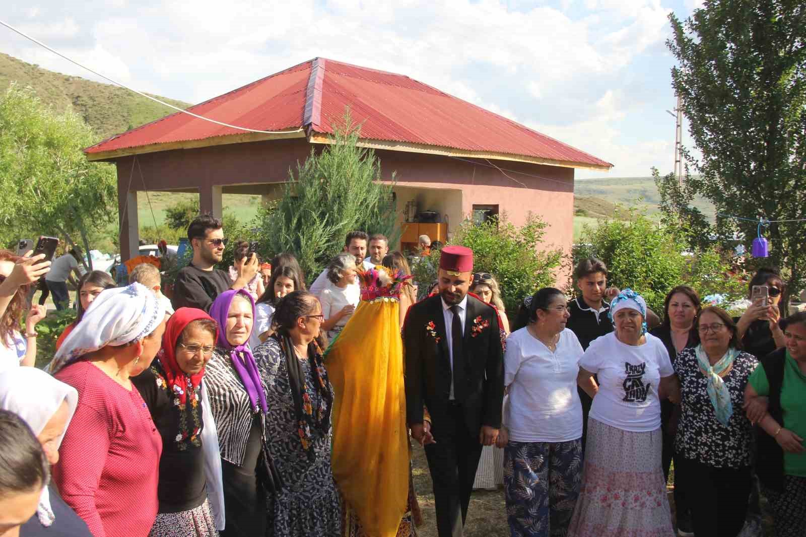 Köy düğününde asırlık geleneklerini yaşattılar
