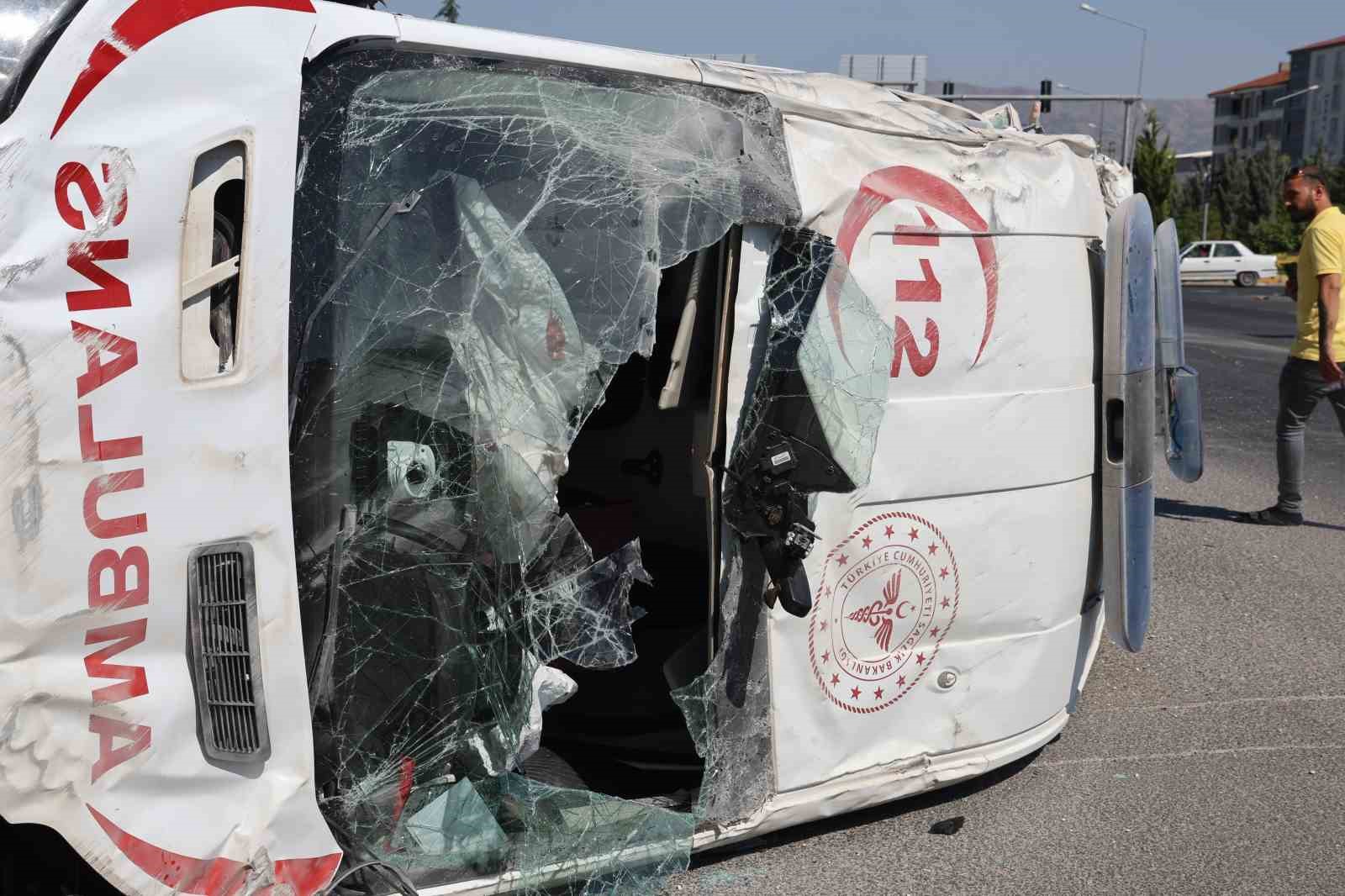 Elazığ’da ambulans takla attı: 5 yaralı
