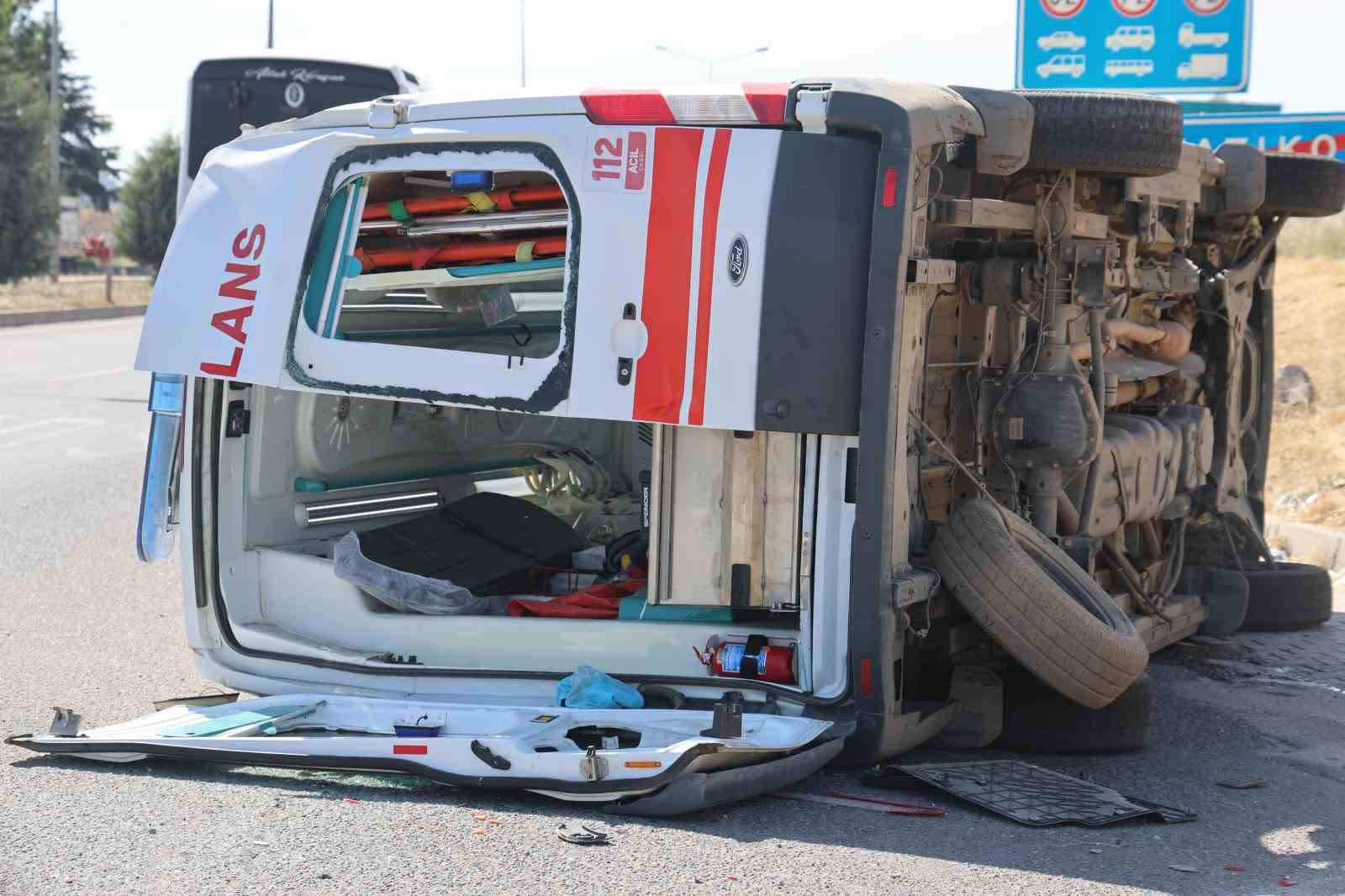 Elazığ’da ambulans takla attı: 5 yaralı
