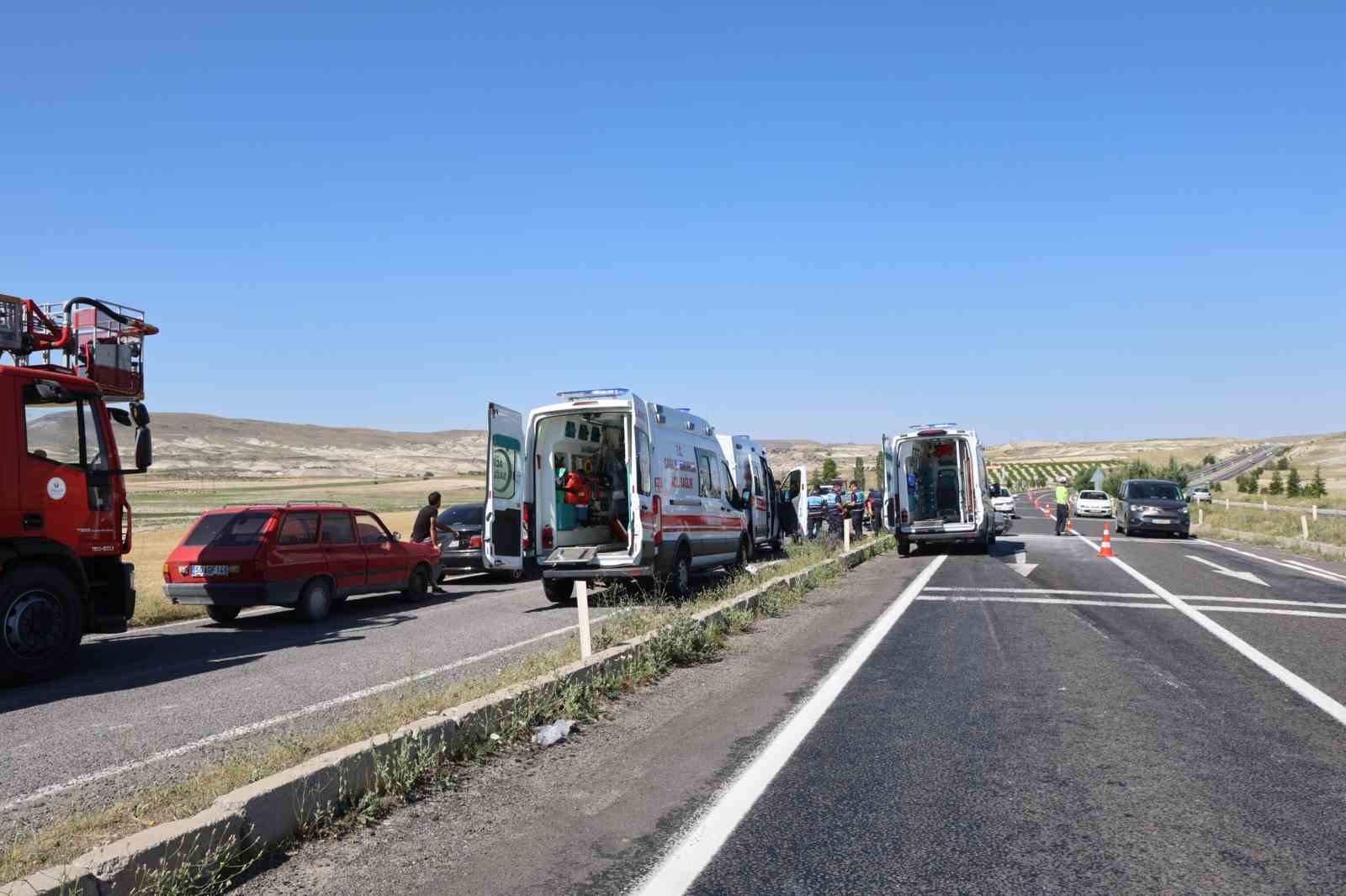 Refüje çarpan otomobil havalanarak takla attı: 5 yaralı
