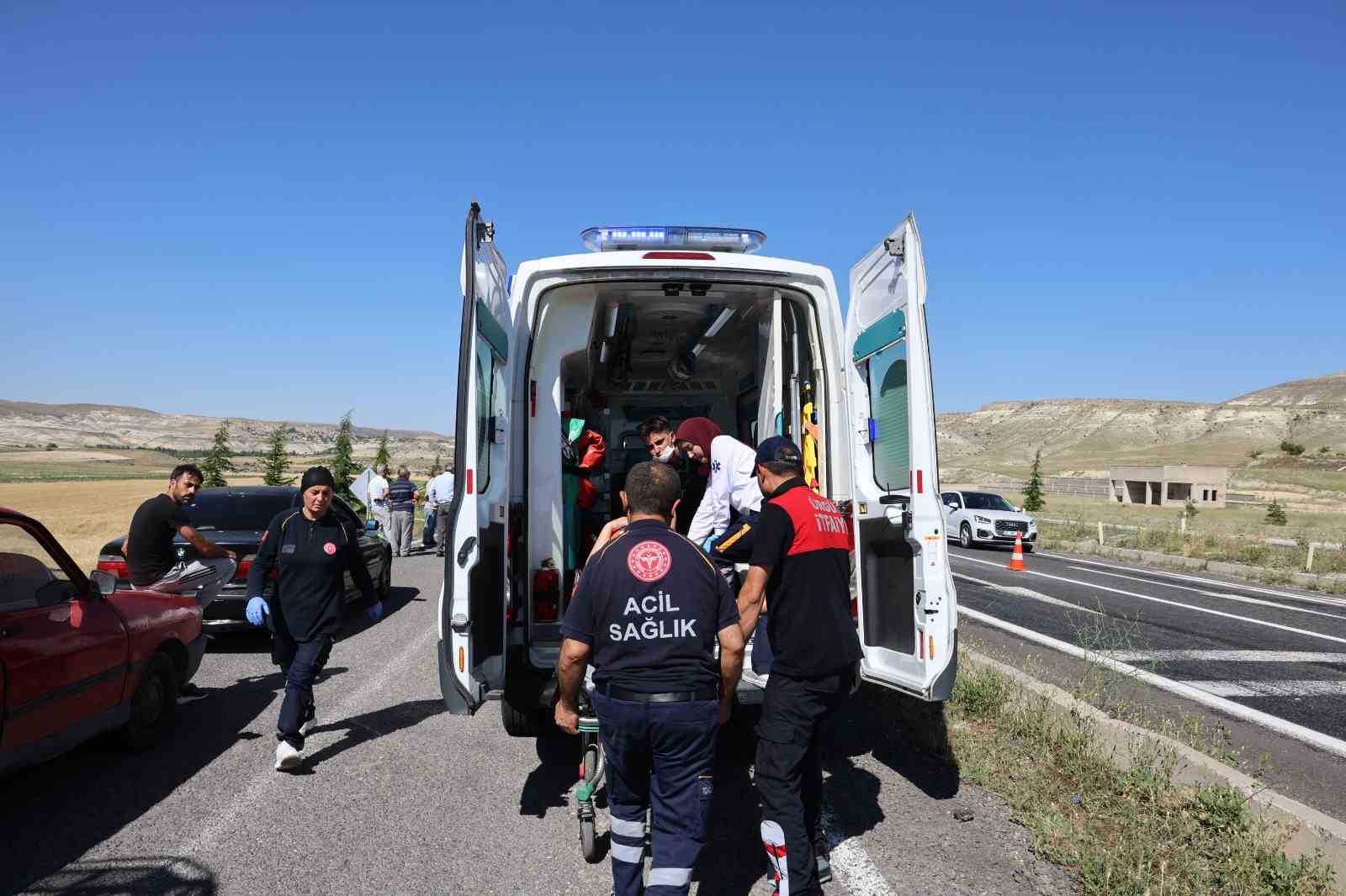 Refüje çarpan otomobil havalanarak takla attı: 5 yaralı
