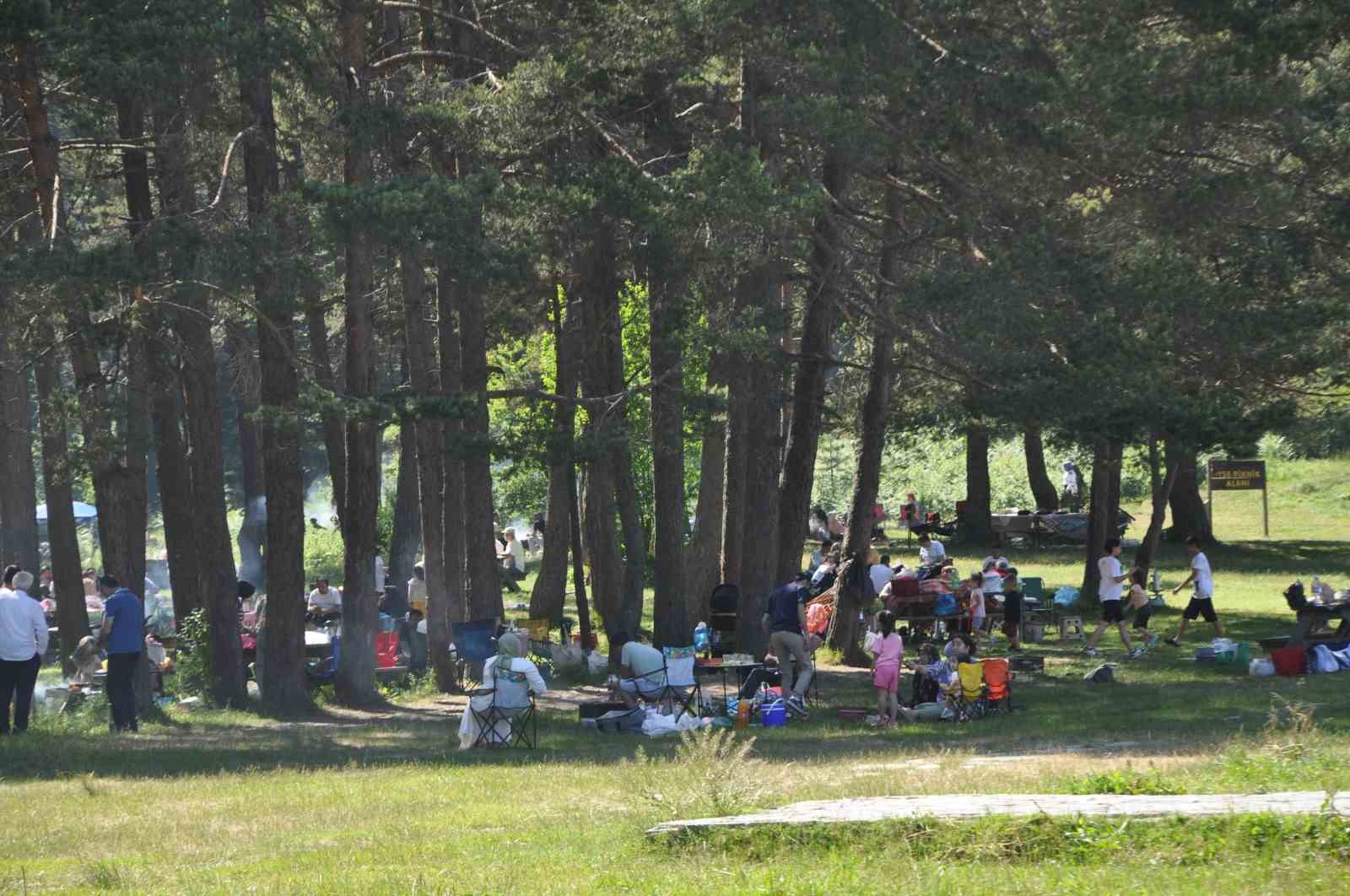 Abant Gölü Milli Parkı’nda bayram yoğunluğu
