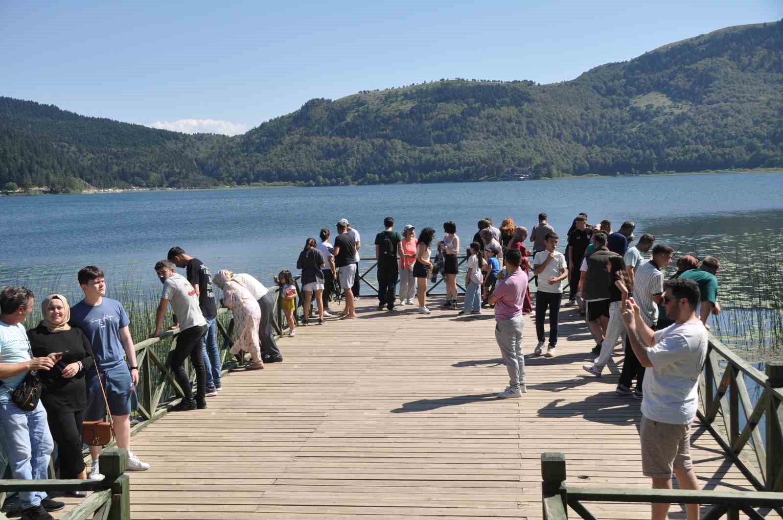 Abant Gölü Milli Parkı’nda bayram yoğunluğu
