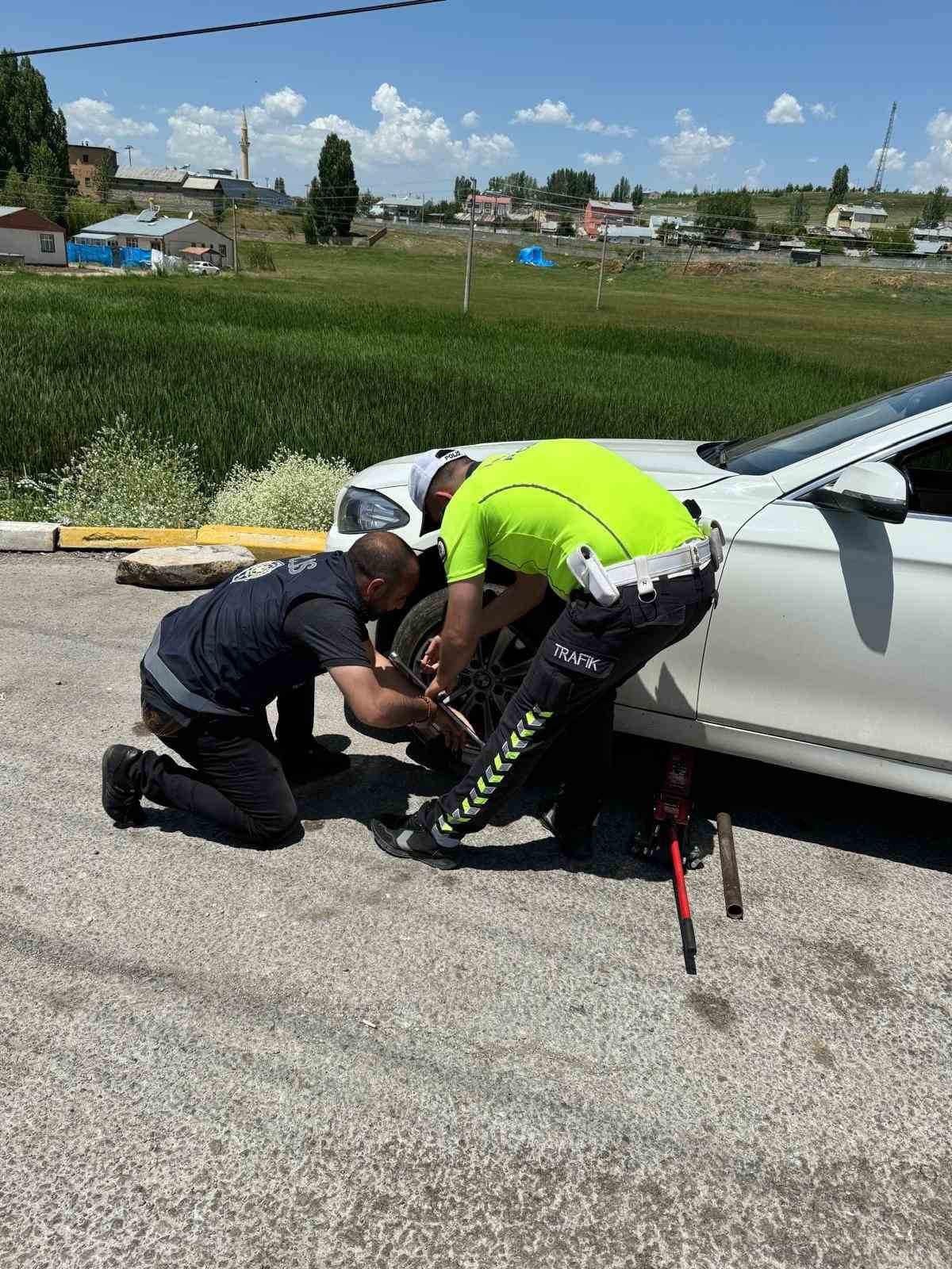 Polis ekibi vatandaşın yardımına koştu
