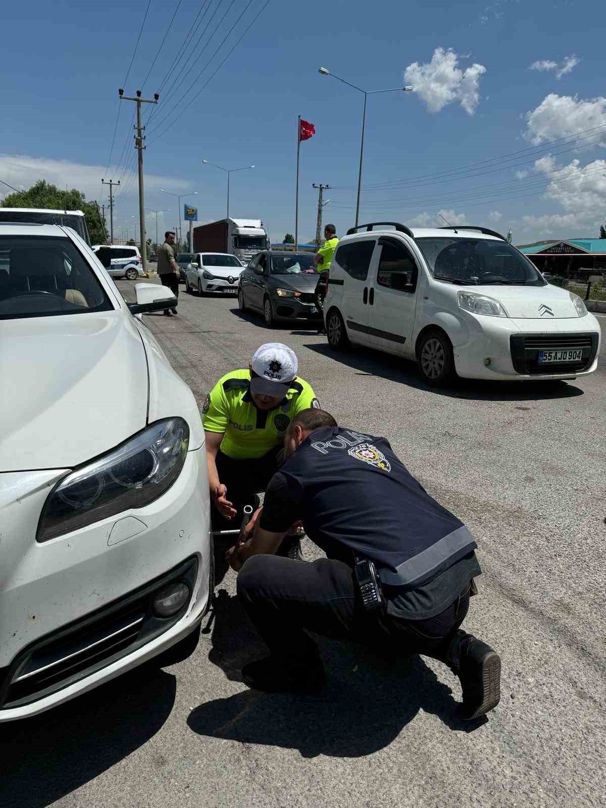 Polis ekibi vatandaşın yardımına koştu
