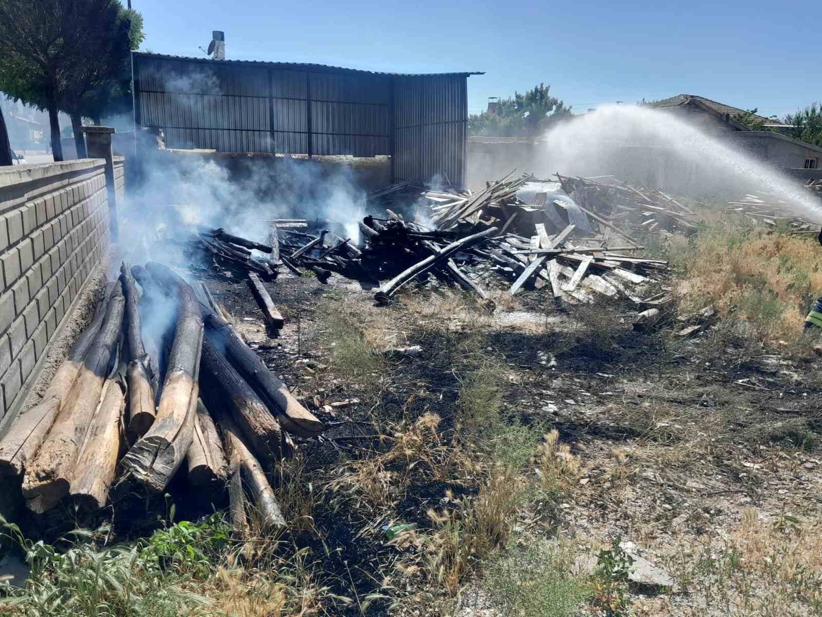 Konya’da çocuklar torpil attı, inşaat malzemeleri tutuştu
