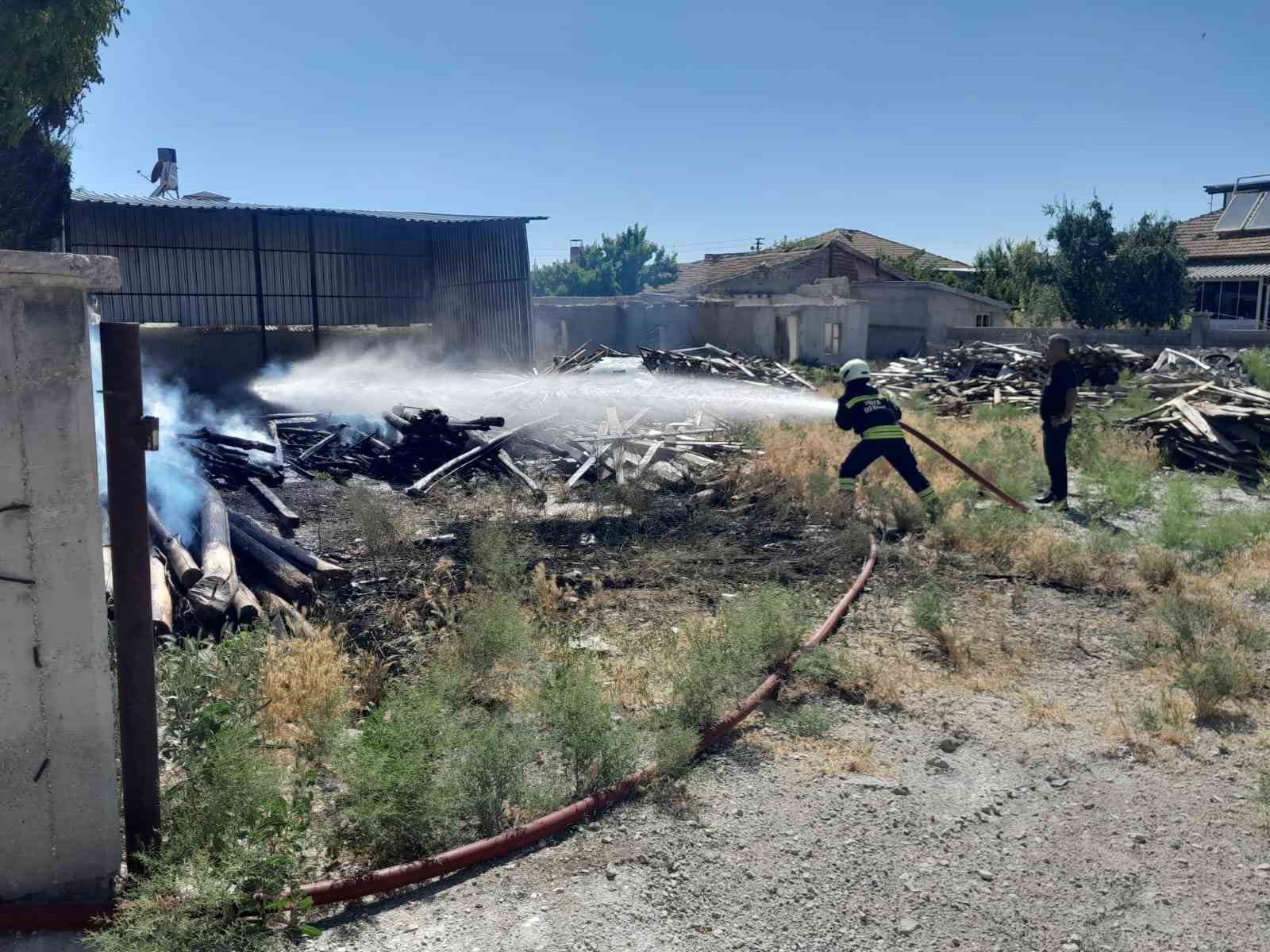 Konya’da çocuklar torpil attı, inşaat malzemeleri tutuştu
