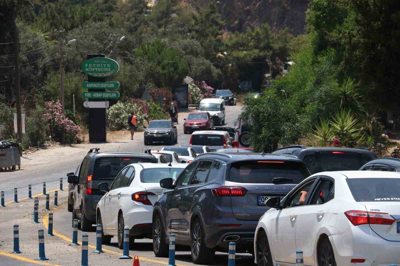 Tatilciler, Ölüdeniz’e ulaşmak için kilometrelerce yürüdüler
