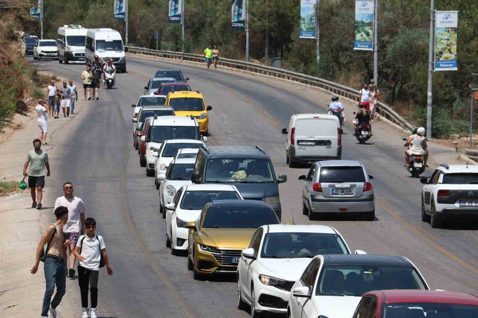 Tatilciler, Ölüdeniz’e ulaşmak için kilometrelerce yürüdüler
