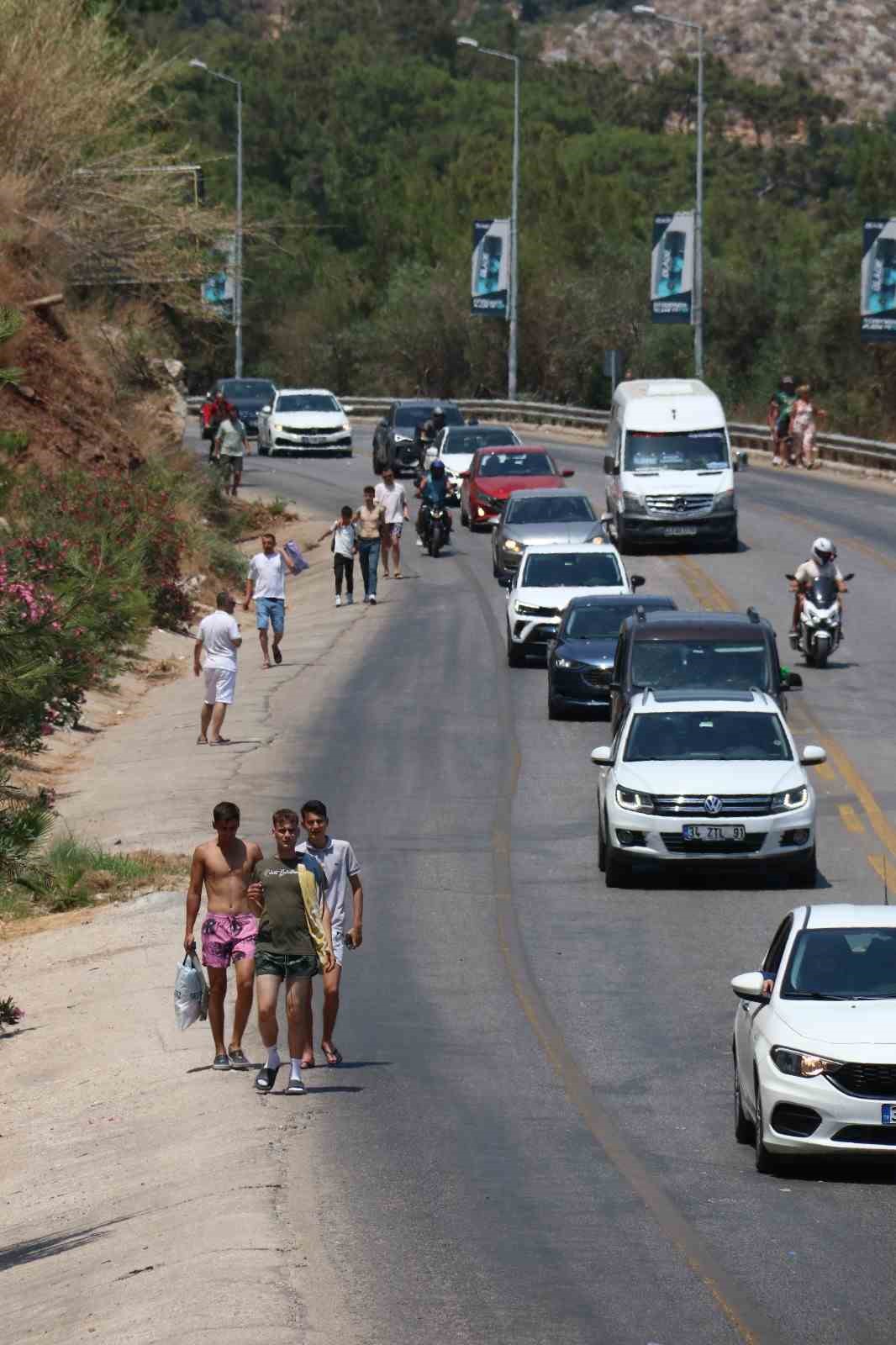 Tatilciler, Ölüdeniz’e ulaşmak için kilometrelerce yürüdüler
