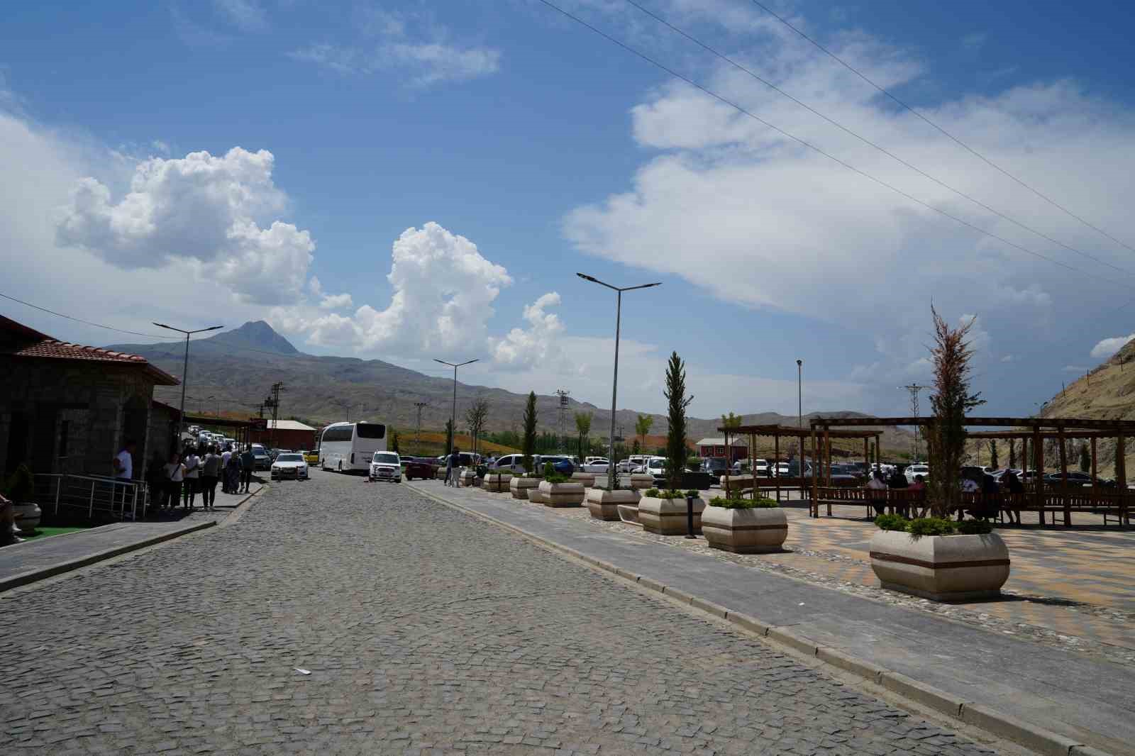 Iğdır’daki tuz mağaralarında bayram yoğunluğu yaşanıyor
