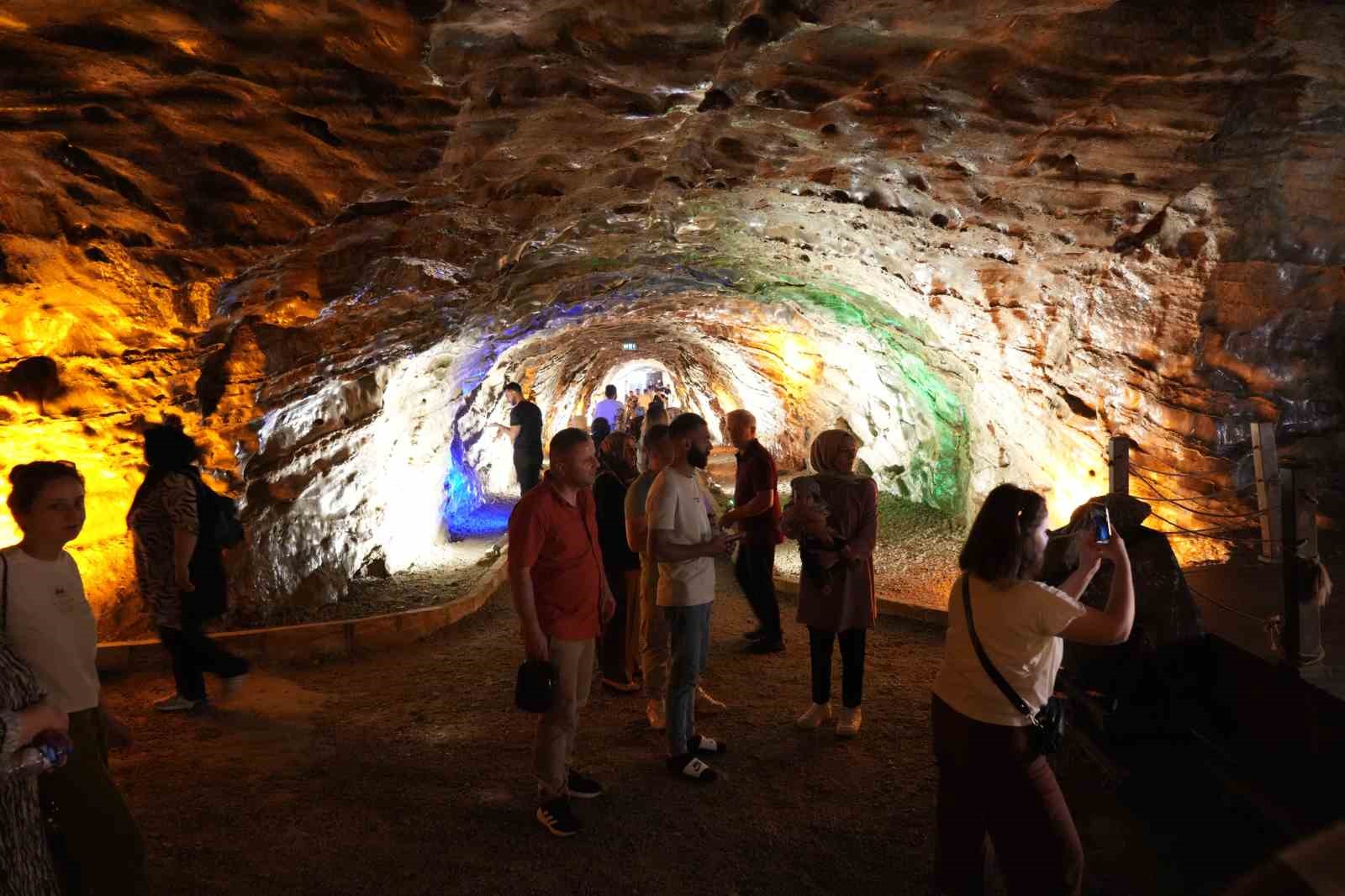 Iğdır’daki tuz mağaralarında bayram yoğunluğu yaşanıyor
