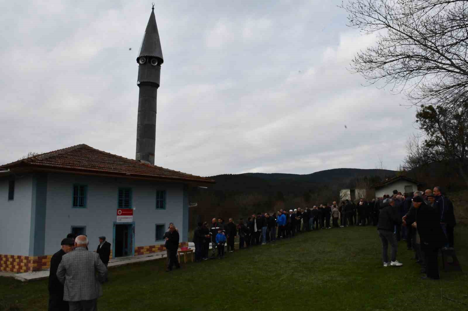 500 yıllık tarihi camide buluşan köylülerden geleneksel bayramlaşma töreni
