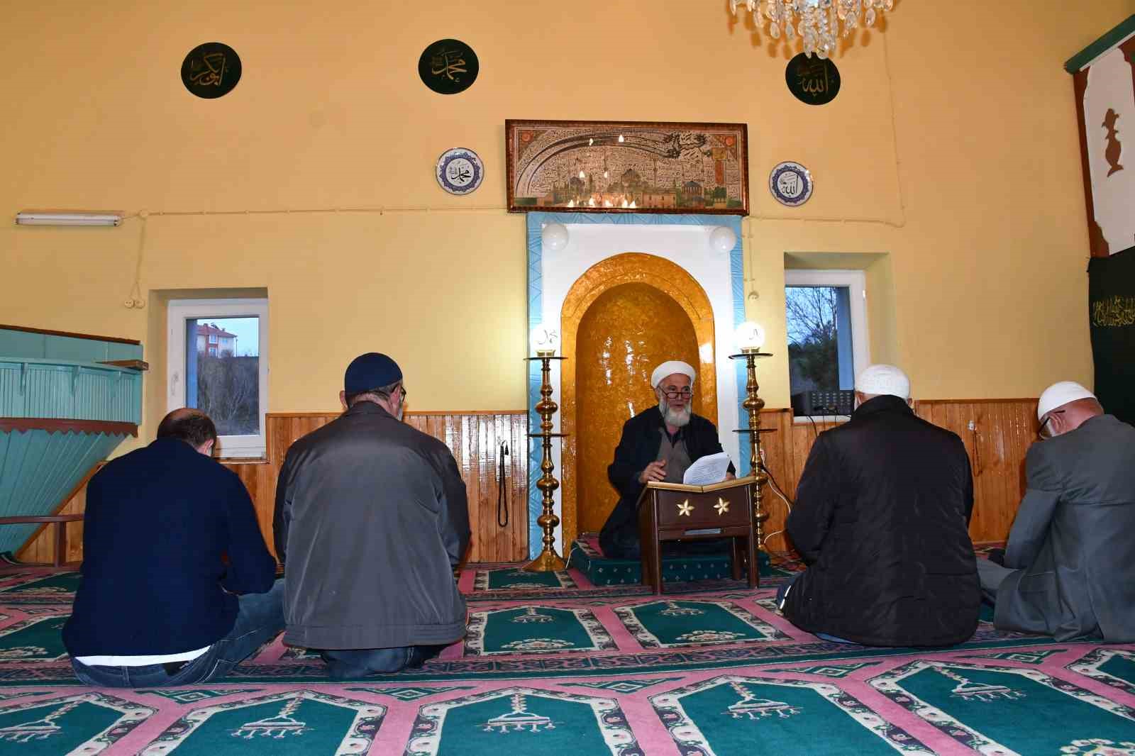 500 yıllık tarihi camide buluşan köylülerden geleneksel bayramlaşma töreni
