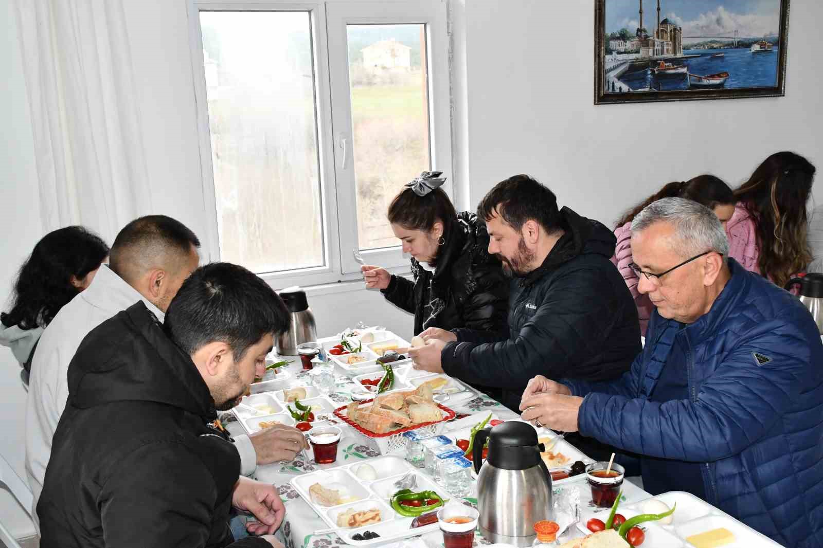 500 yıllık tarihi camide buluşan köylülerden geleneksel bayramlaşma töreni
