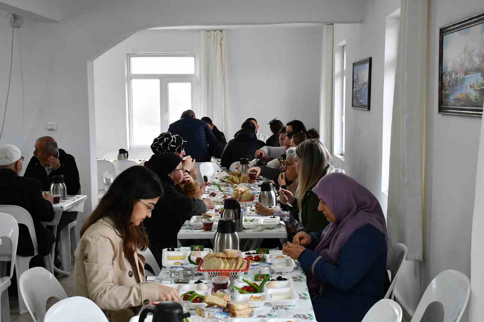 500 yıllık tarihi camide buluşan köylülerden geleneksel bayramlaşma töreni
