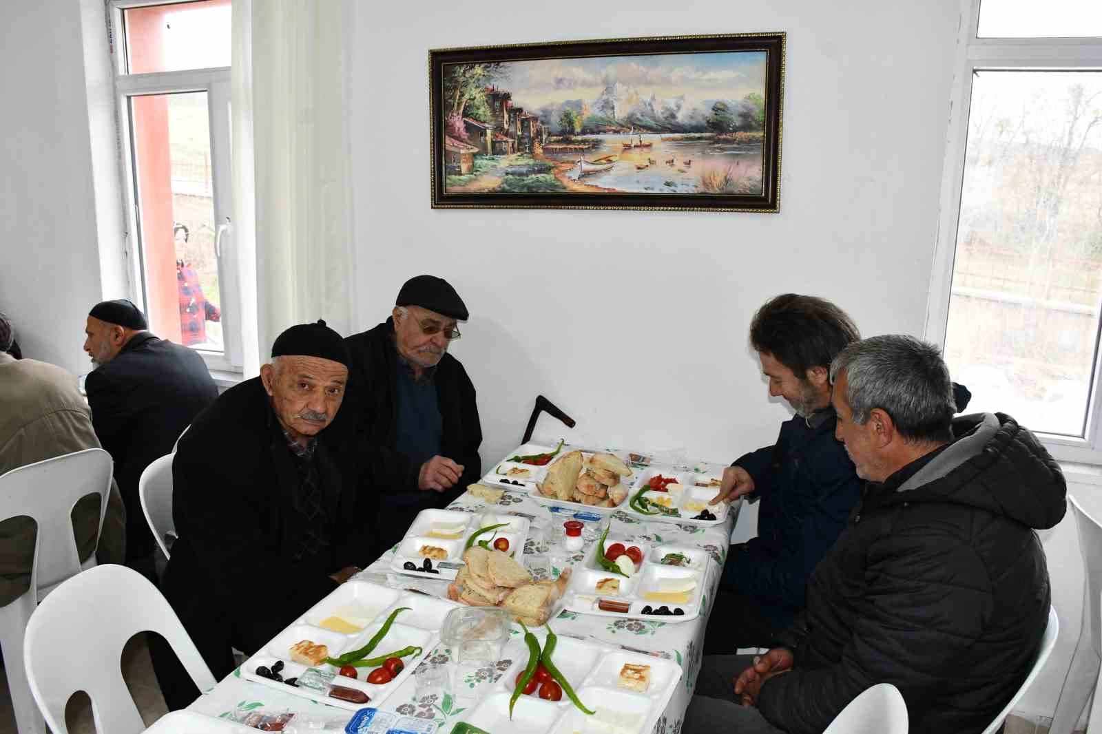 500 yıllık tarihi camide buluşan köylülerden geleneksel bayramlaşma töreni
