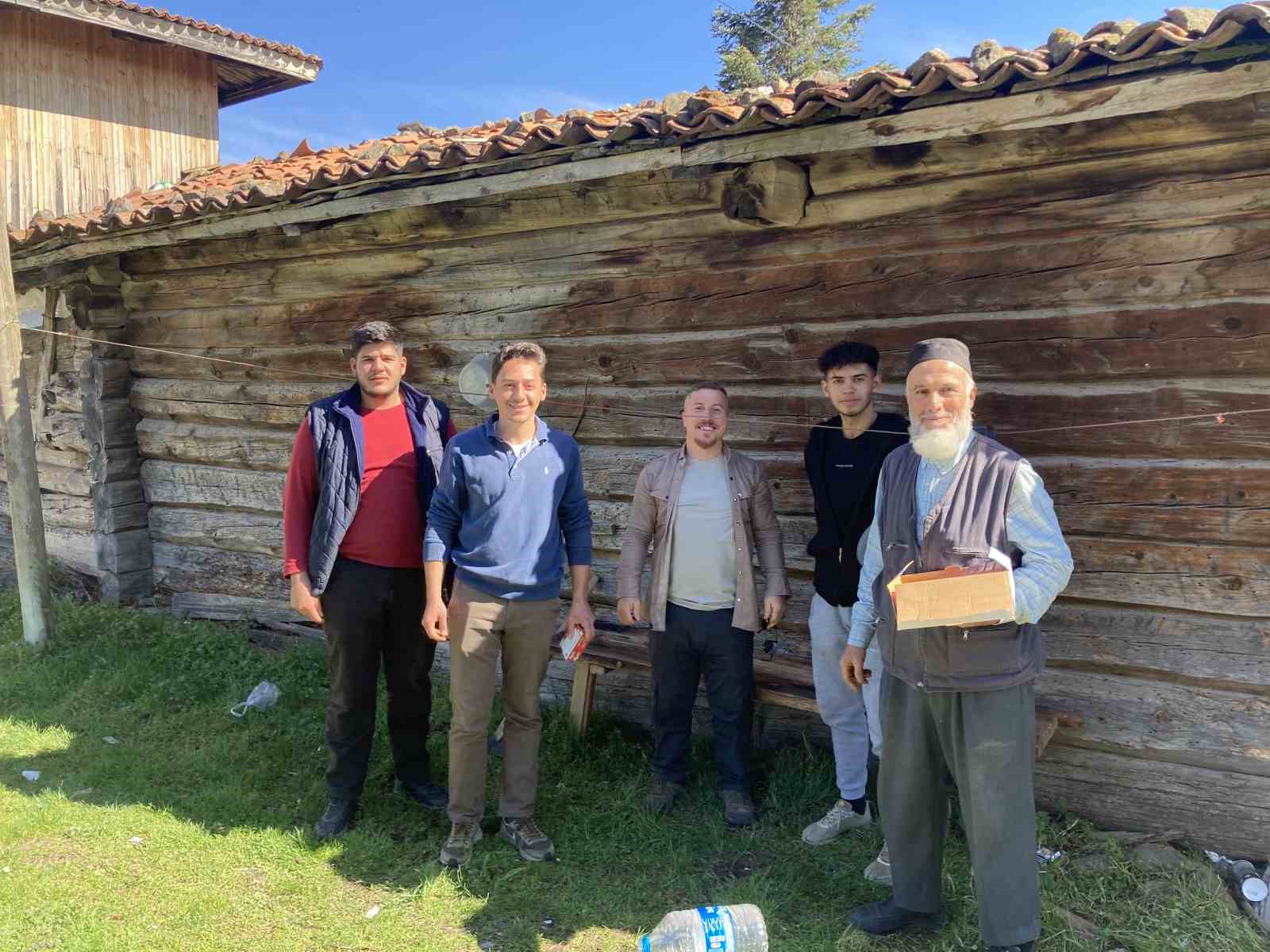 500 yıllık tarihi camide buluşan köylülerden geleneksel bayramlaşma töreni
