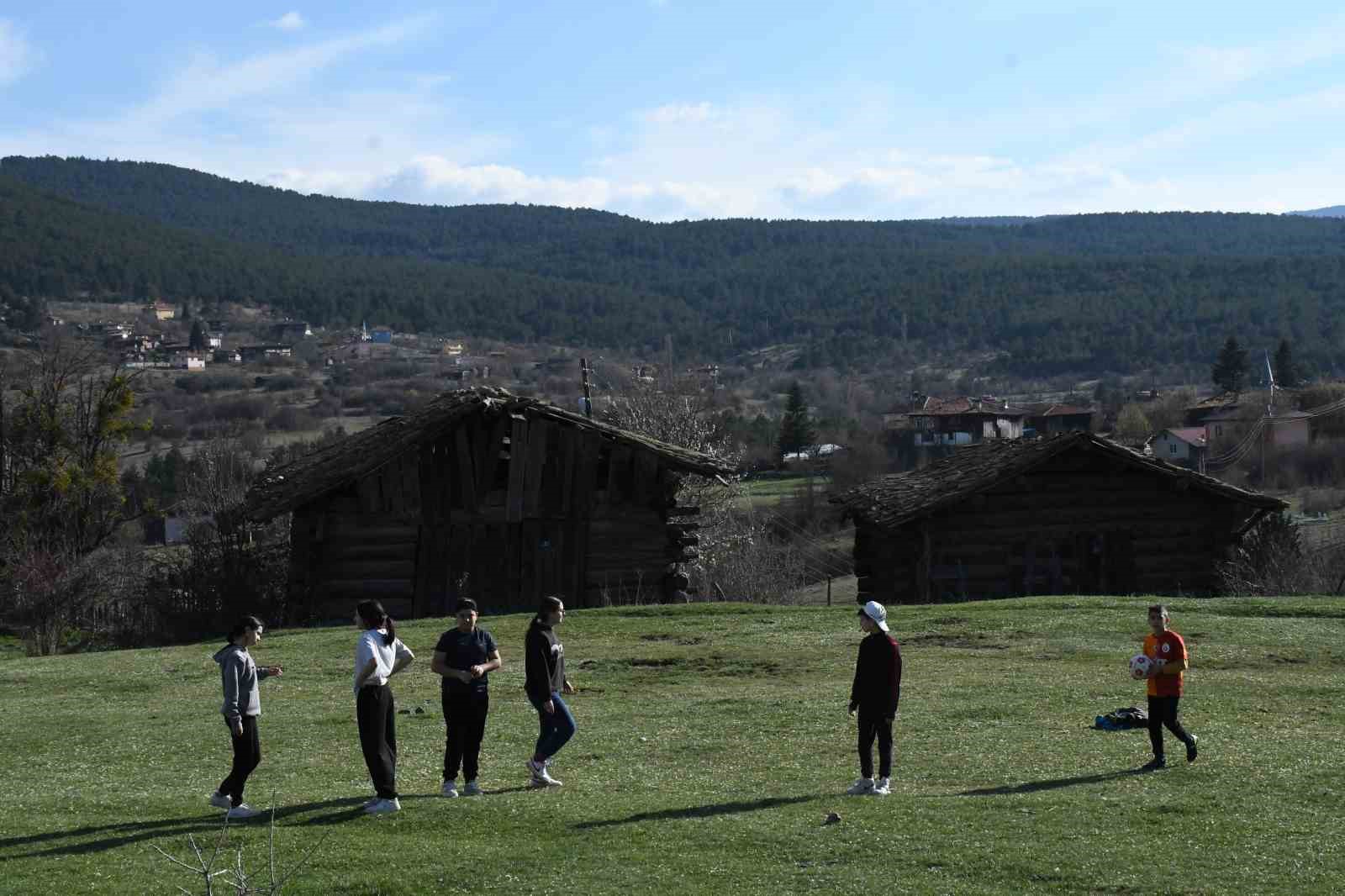 500 yıllık tarihi camide buluşan köylülerden geleneksel bayramlaşma töreni
